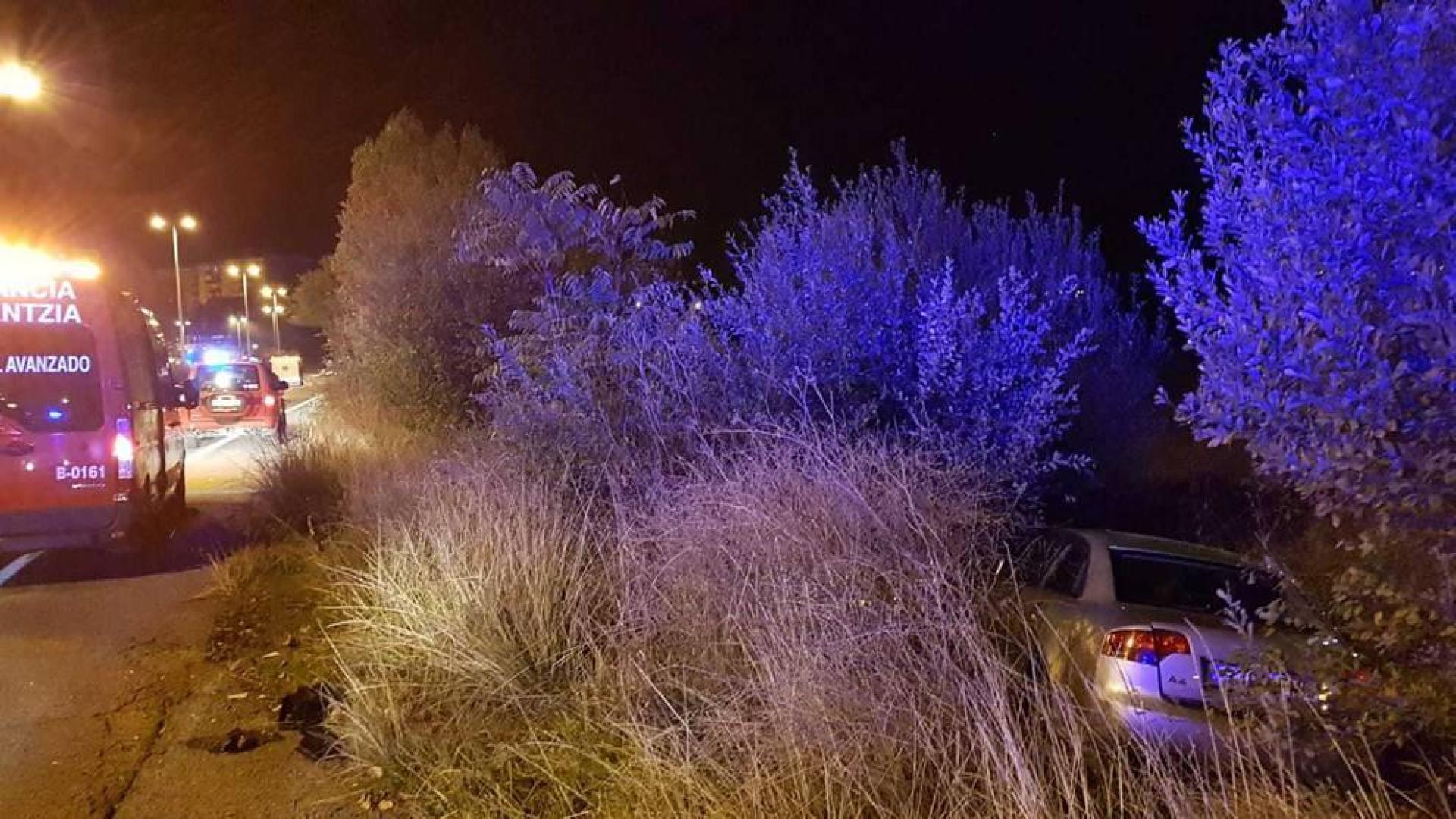 Dos vehículos, accidentados en la rotonda de Ofitas en Pamplona