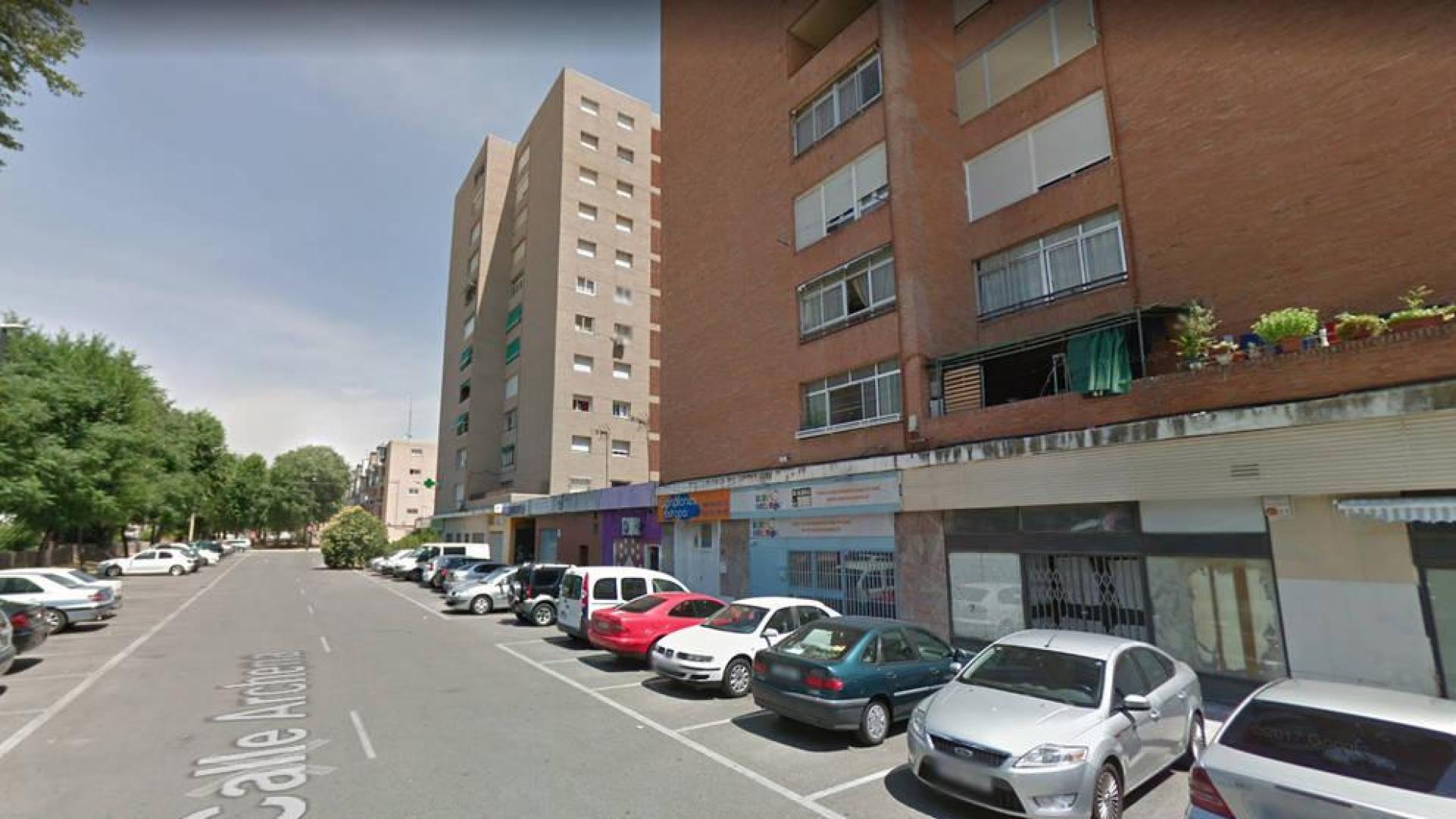 Detenido por agredir a dos policías por mediar mientras discutía con su pareja