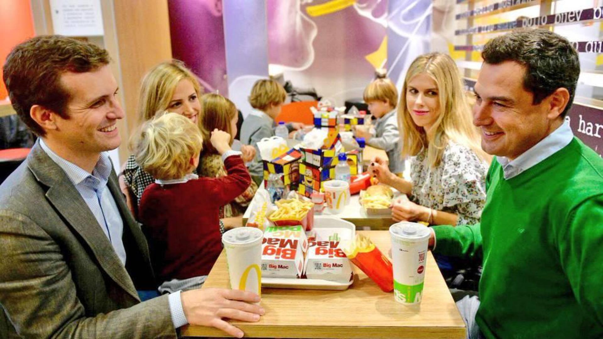 Pablo Casado la lía con una foto comiendo con su familia y amigos en un Mc Donald's