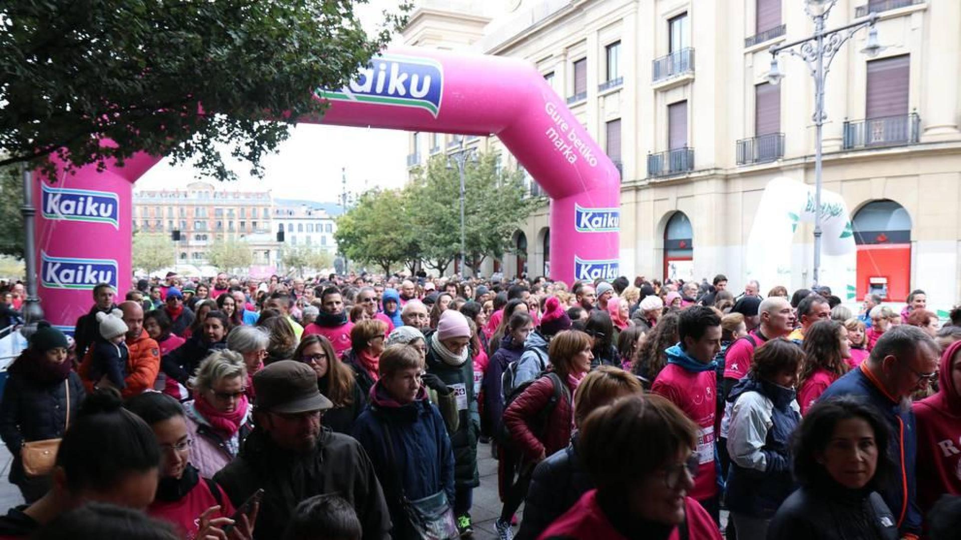 Más de 12.000 personas han participado este domingo en la VII carrera solidaria contra el cáncer de mama en Pamplona, organizada por Saray.