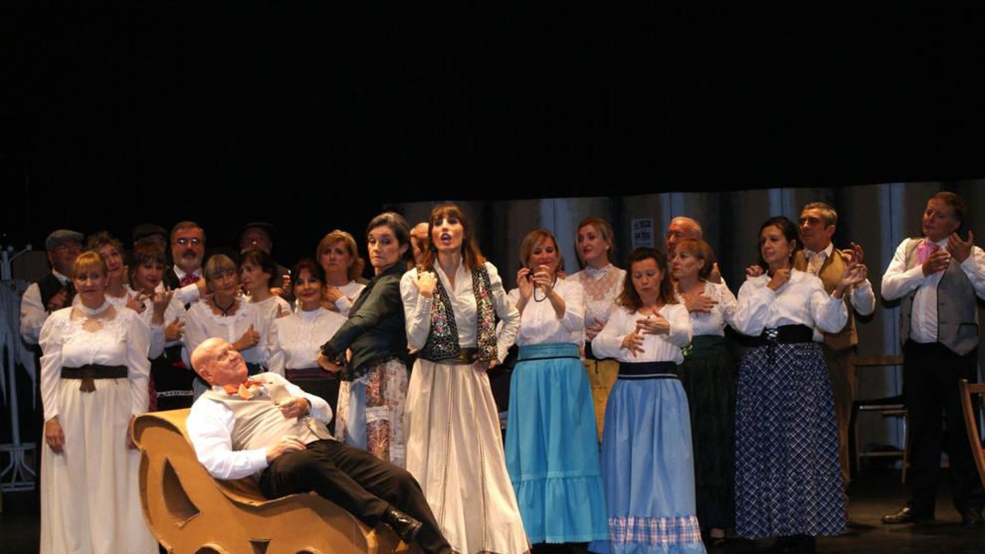 Más de 200 asistentes a una zarzuela con tono femenino en Cascante