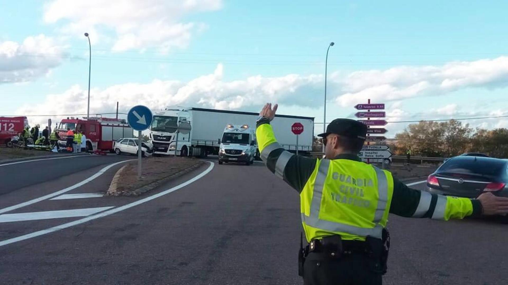 Cinco heridos en un accidente entre un camión y un turismo en Cascante