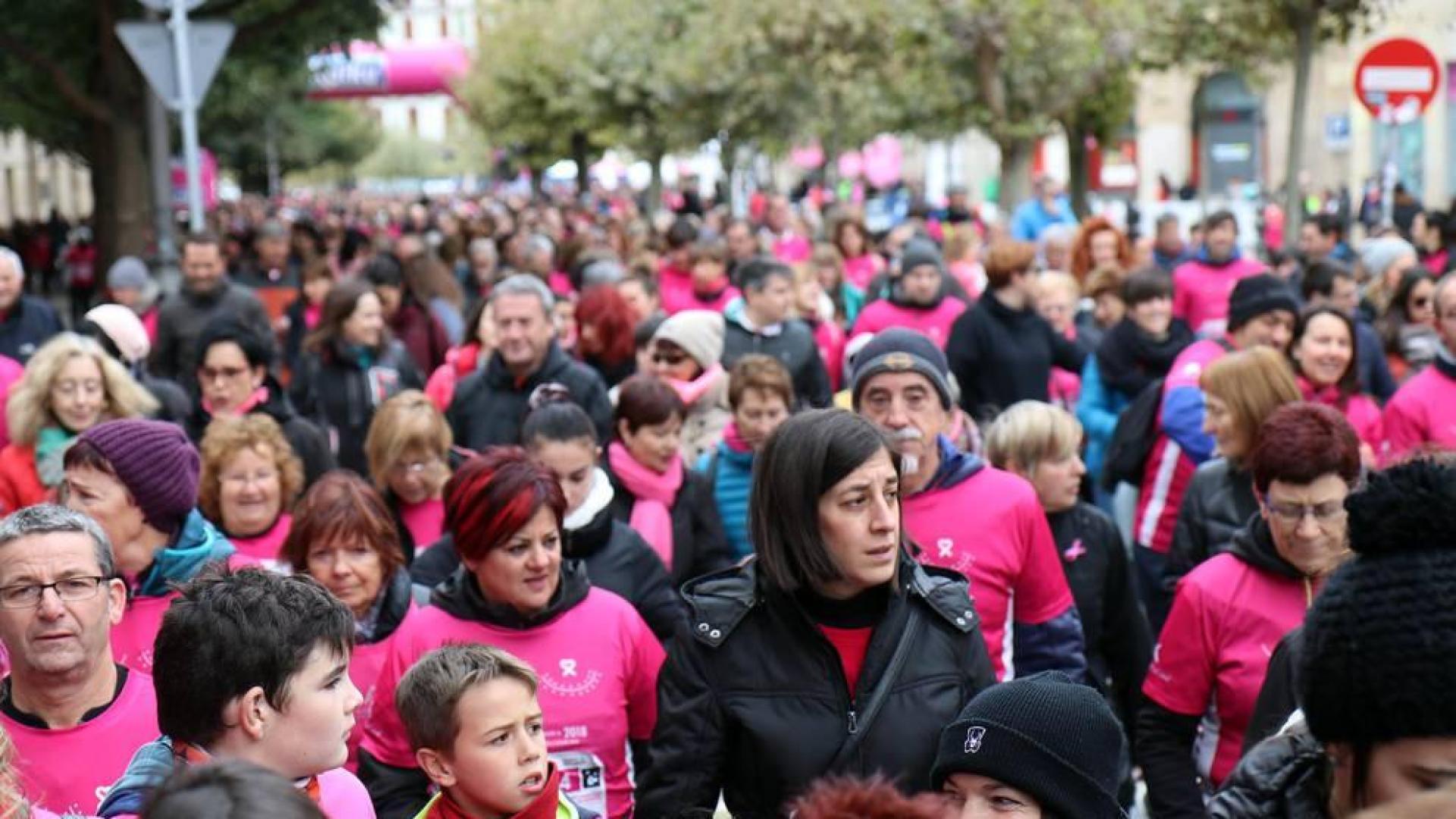 Más de 12.000 personas han participado este domingo en la VII carrera solidaria contra el cáncer de mama en Pamplona, organizada por Saray.