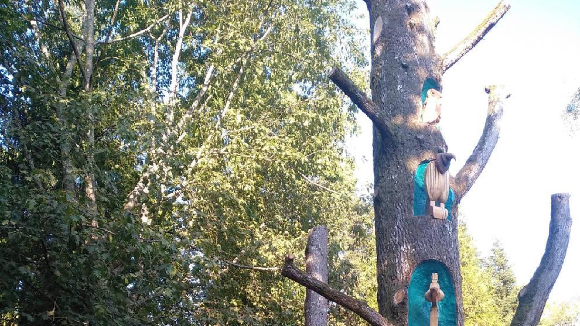 Un cedro del Líbano se convierte en Bertiz en expositor de esculturas