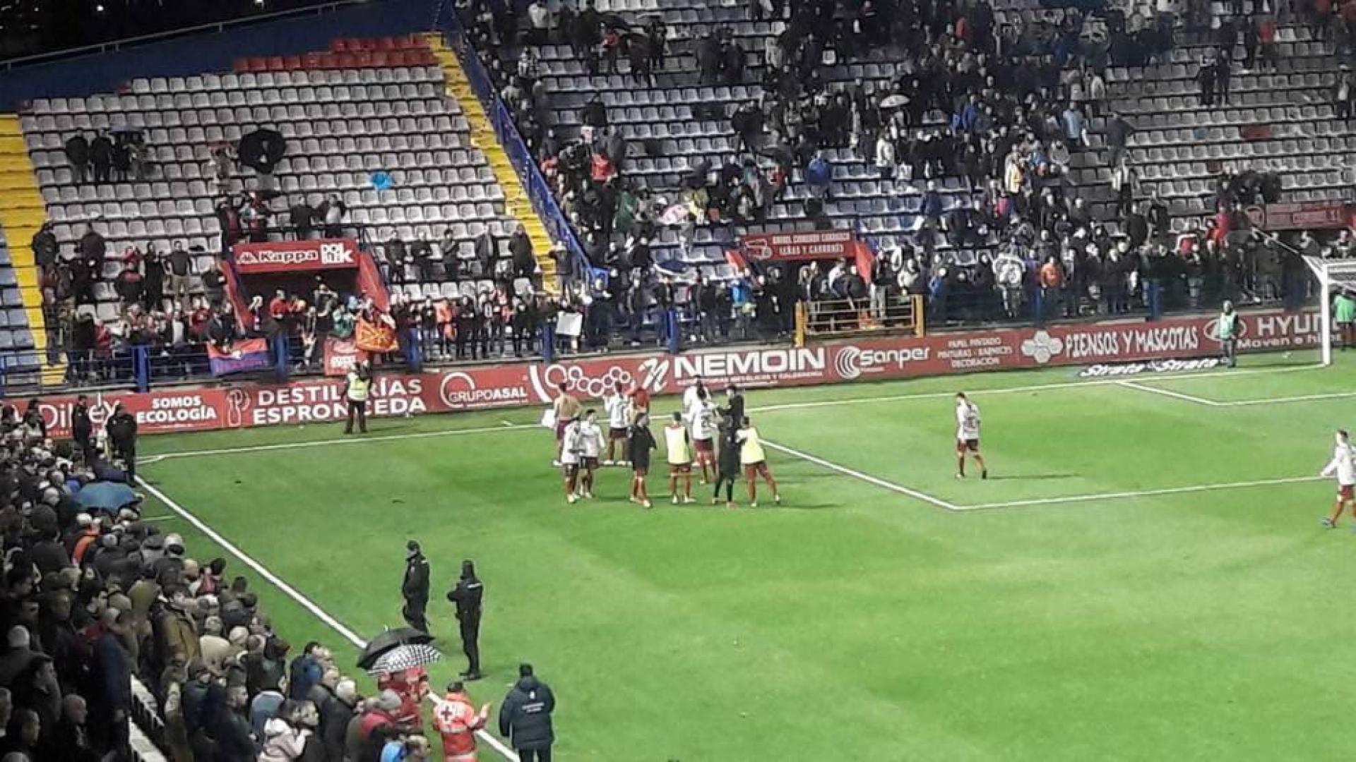 Lanzan una botella al banquillo de Osasuna