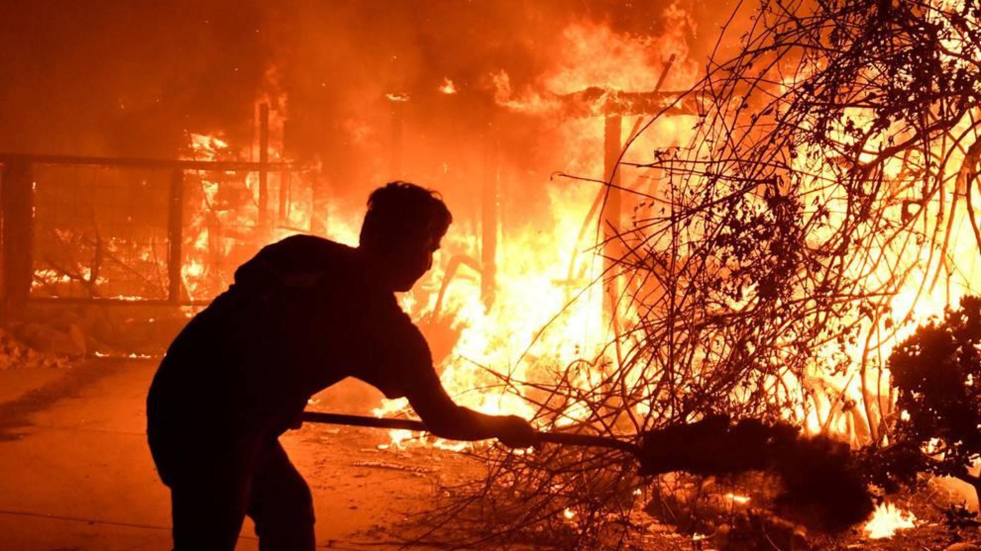 Al menos nueve personas han muerto, 35 se encuentran desaparecidas y miles han tenido que ser evacuadas de sus hogares por los tres enormes incendios de California que han llevado a la declaración de emergencia en Malibú, Ventura y Los Ángeles.