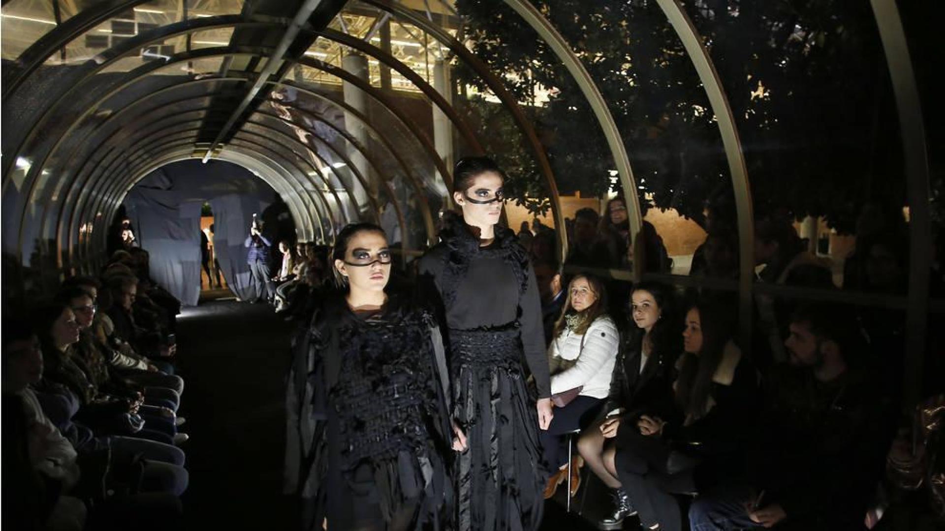 Todo al negro: un desfile de los Traperos de Emaús y 42 alumnos de la UN