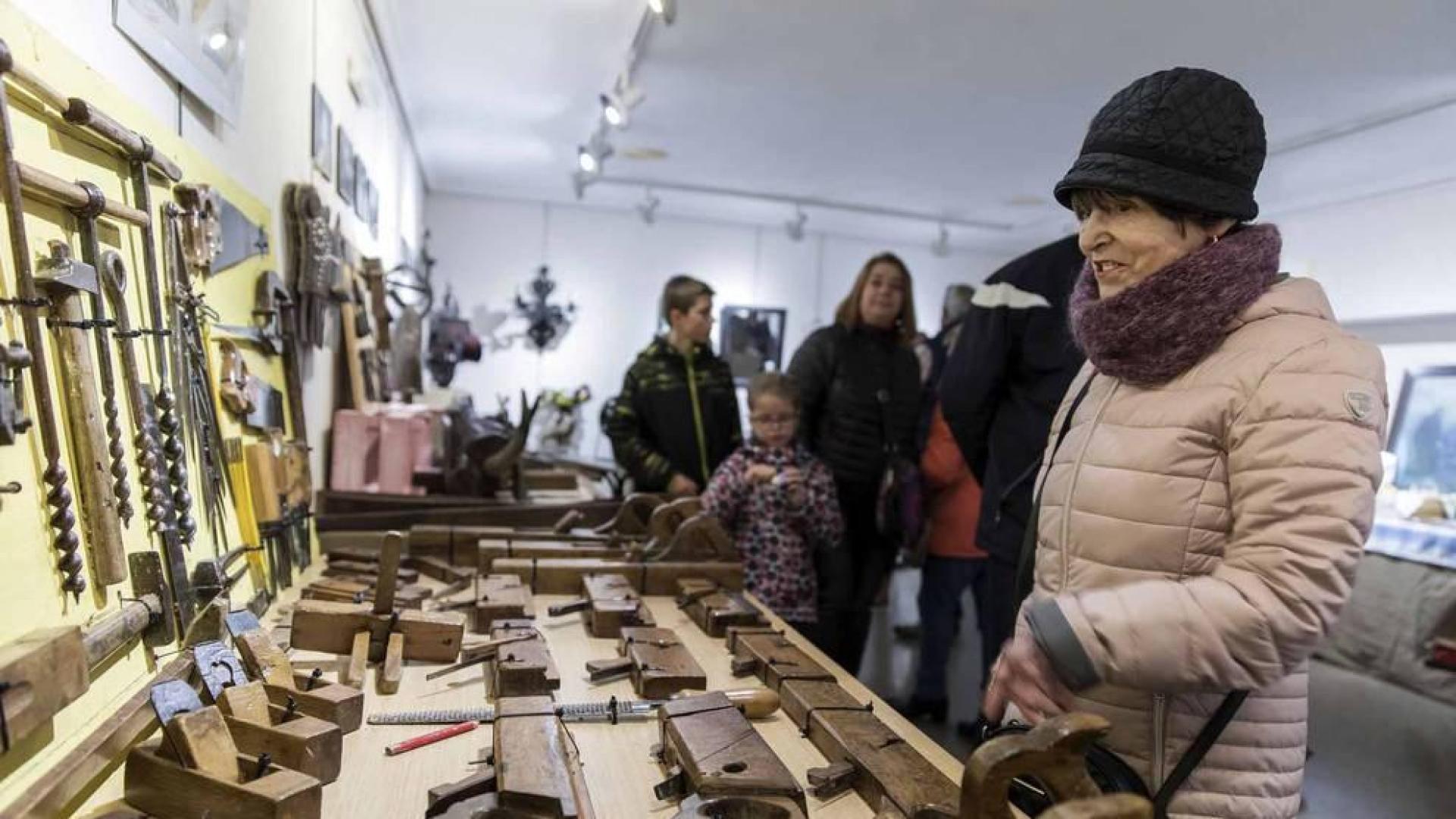 Urroz celebra su feria de artesanía y ganado.