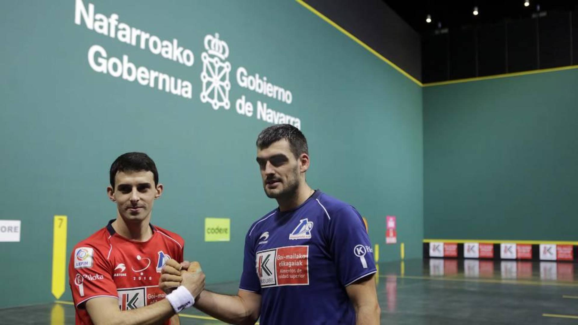 Jokin Altuna y Joseba Ezkurdia simulan echar un pulso  tras la elección de material para la final del Cuatro y Medio del domingo en el Navarra Arena.