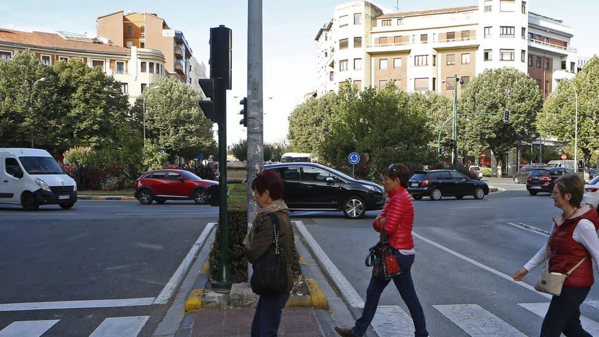 La plaza Príncipe de Viana en la actualidad, convertida en uno de los puntos de más tráfico de Pamplona.