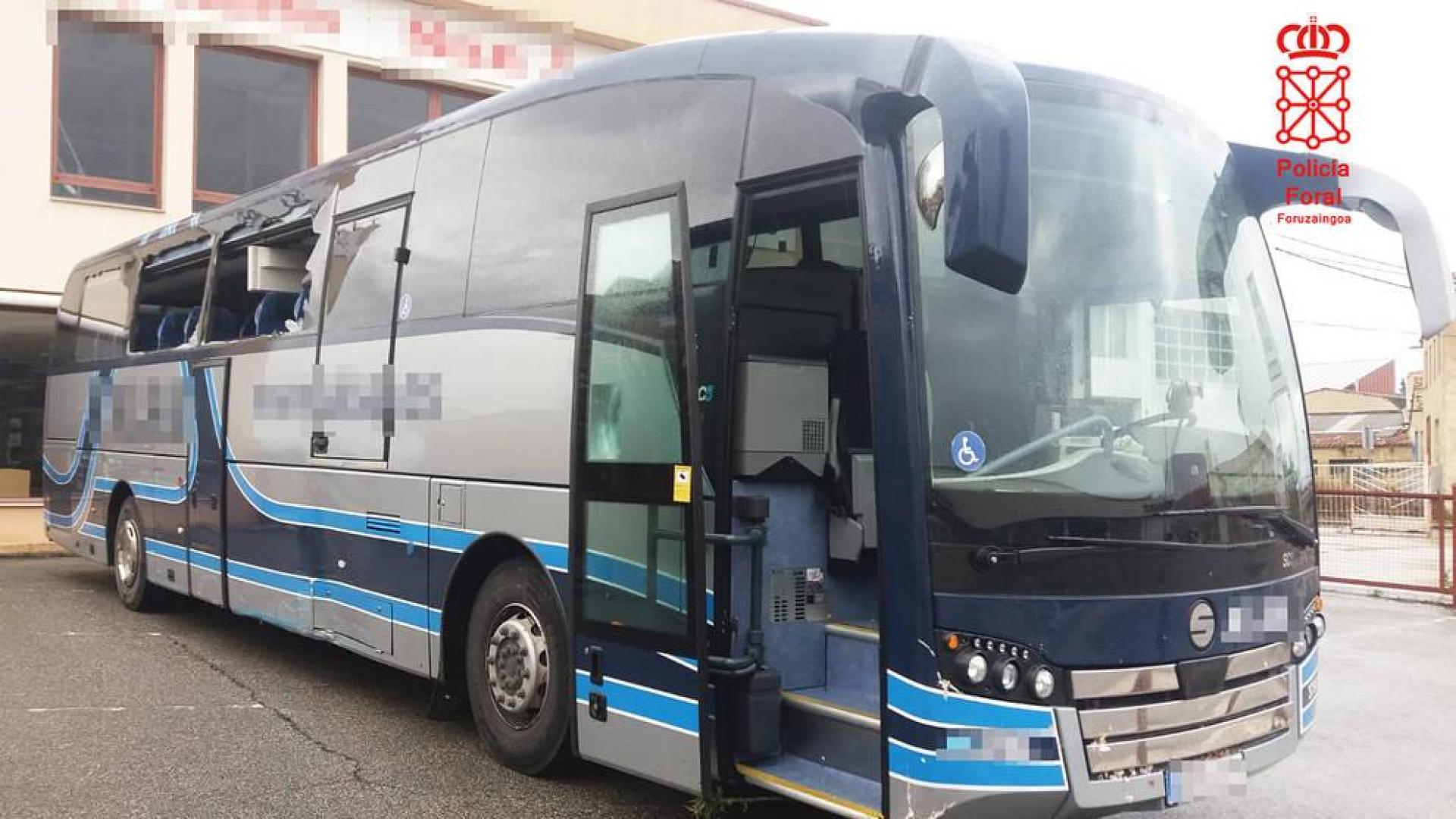 Roba un autobús en Tafalla y choca contra varios coches, uno de policía, tras conducir en dirección contraria