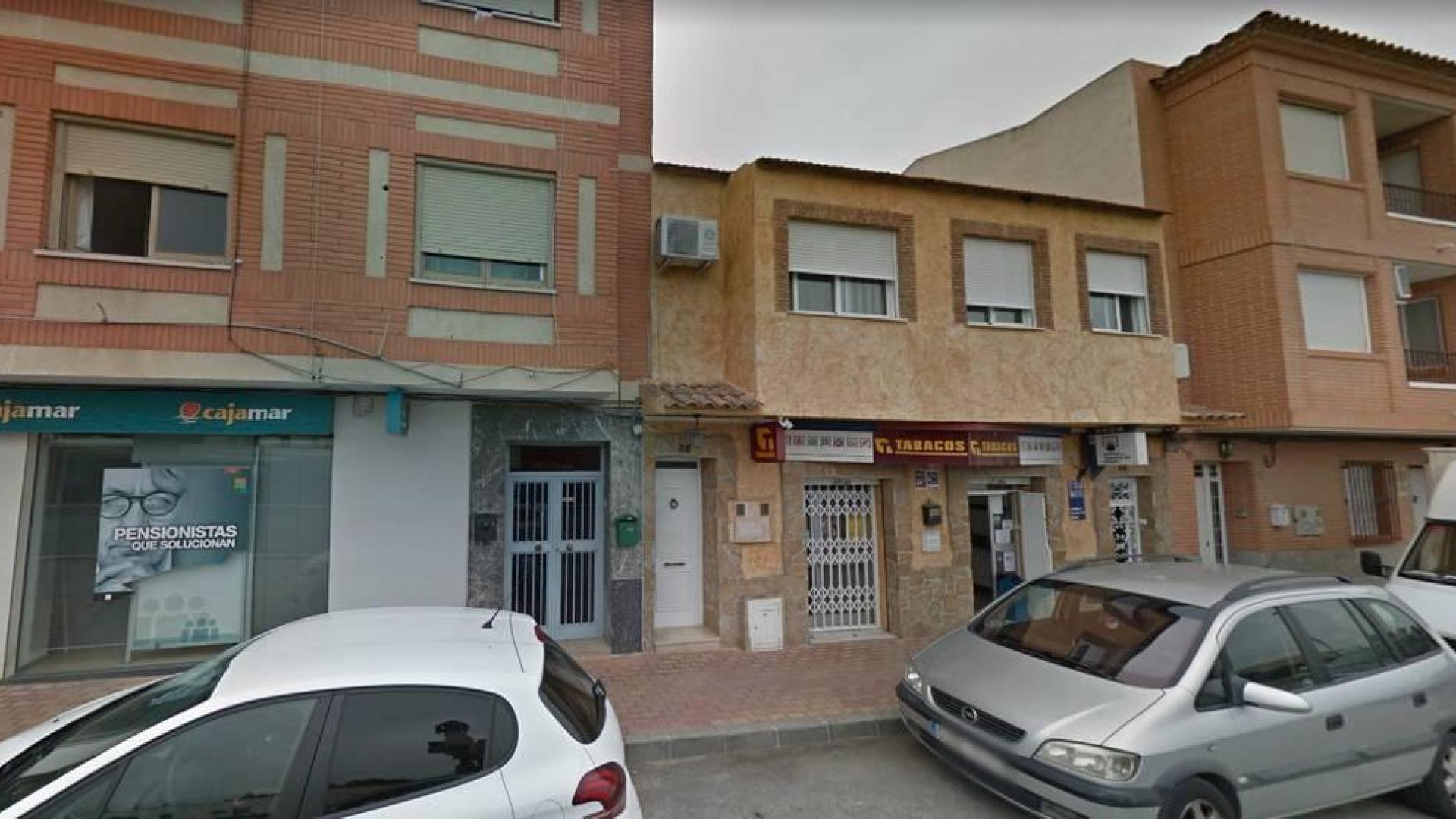 El paracaidista cayó sobre el tejado del estanco y de una sucursal de Cajamar.