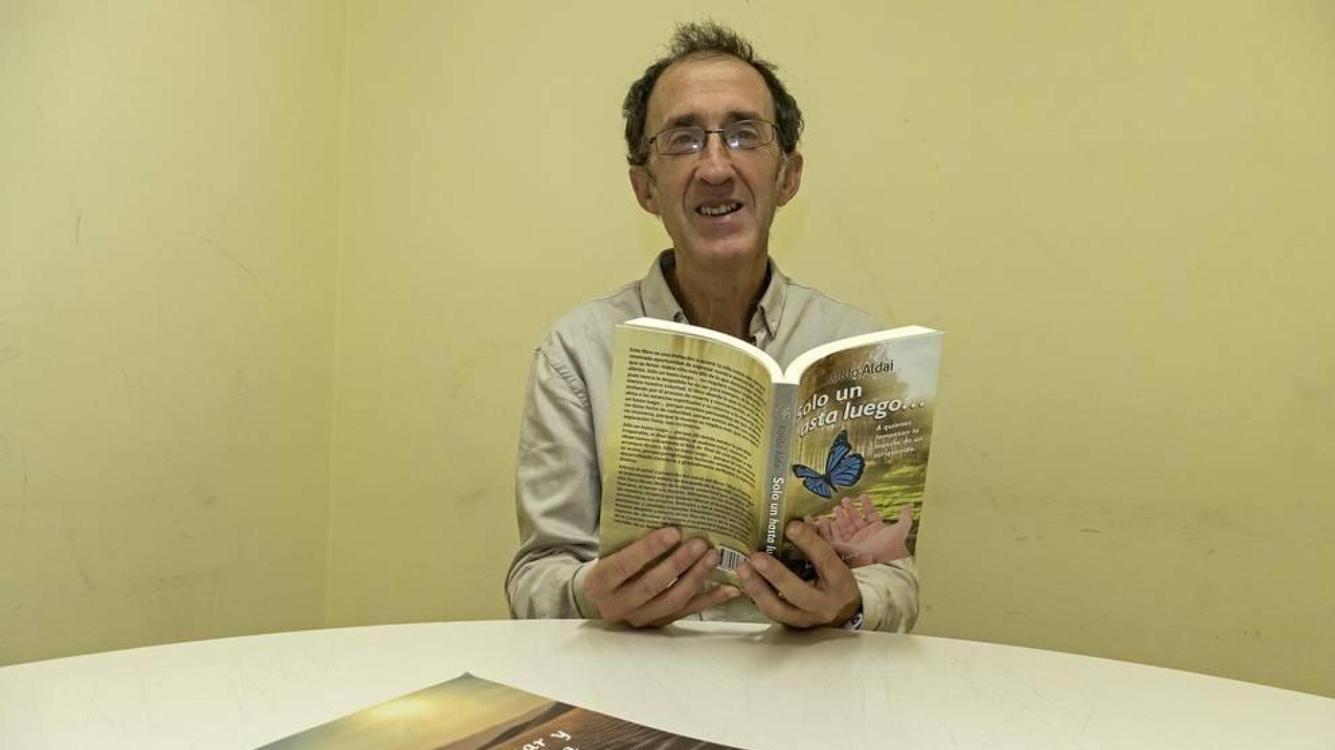 Koldo Aldai, con la publicación que presentará esta tarde en Estella y junto a otro de sus últimos libros.