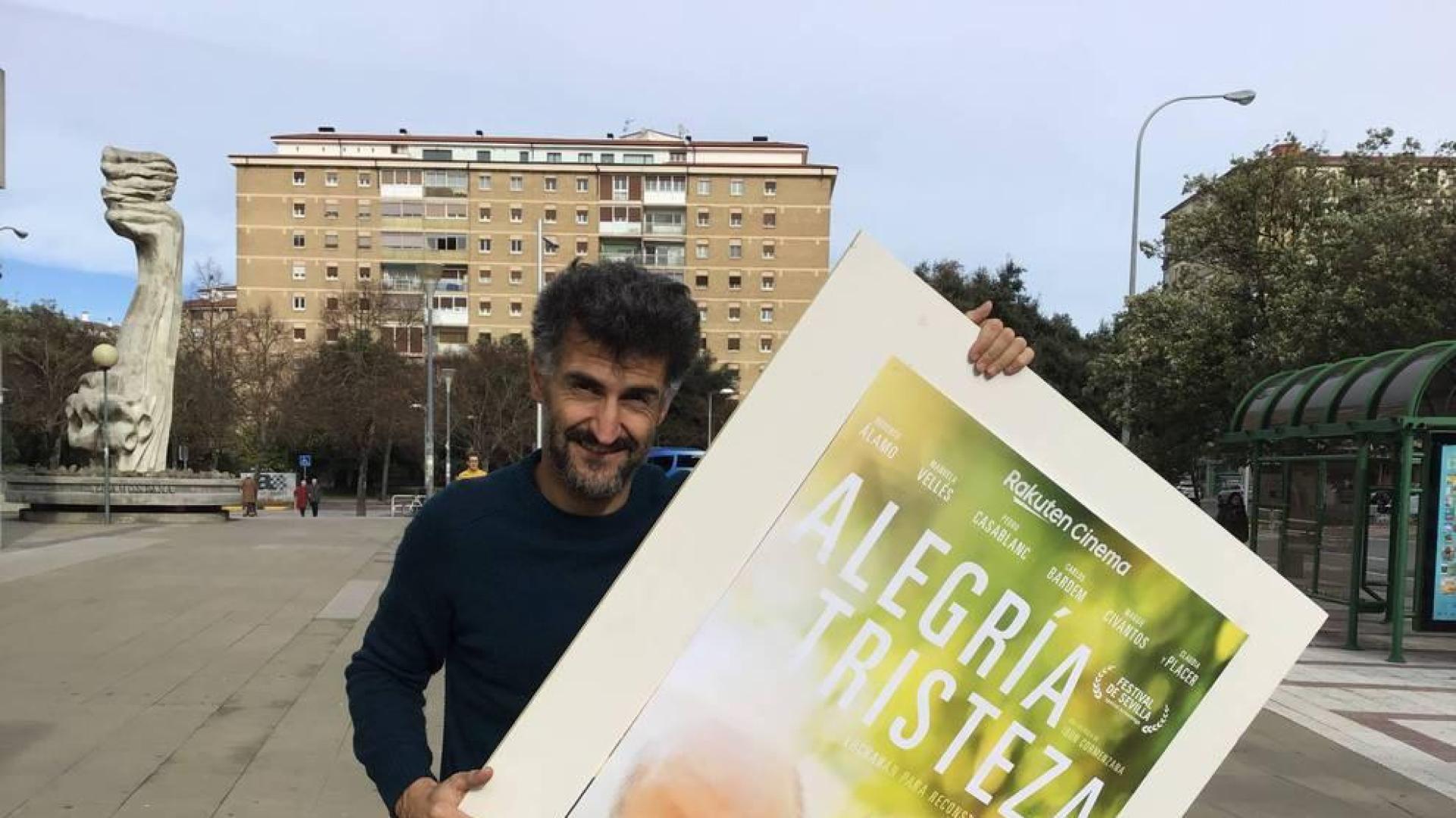 Ibon Cormenzana posa junto al cartel de su película.