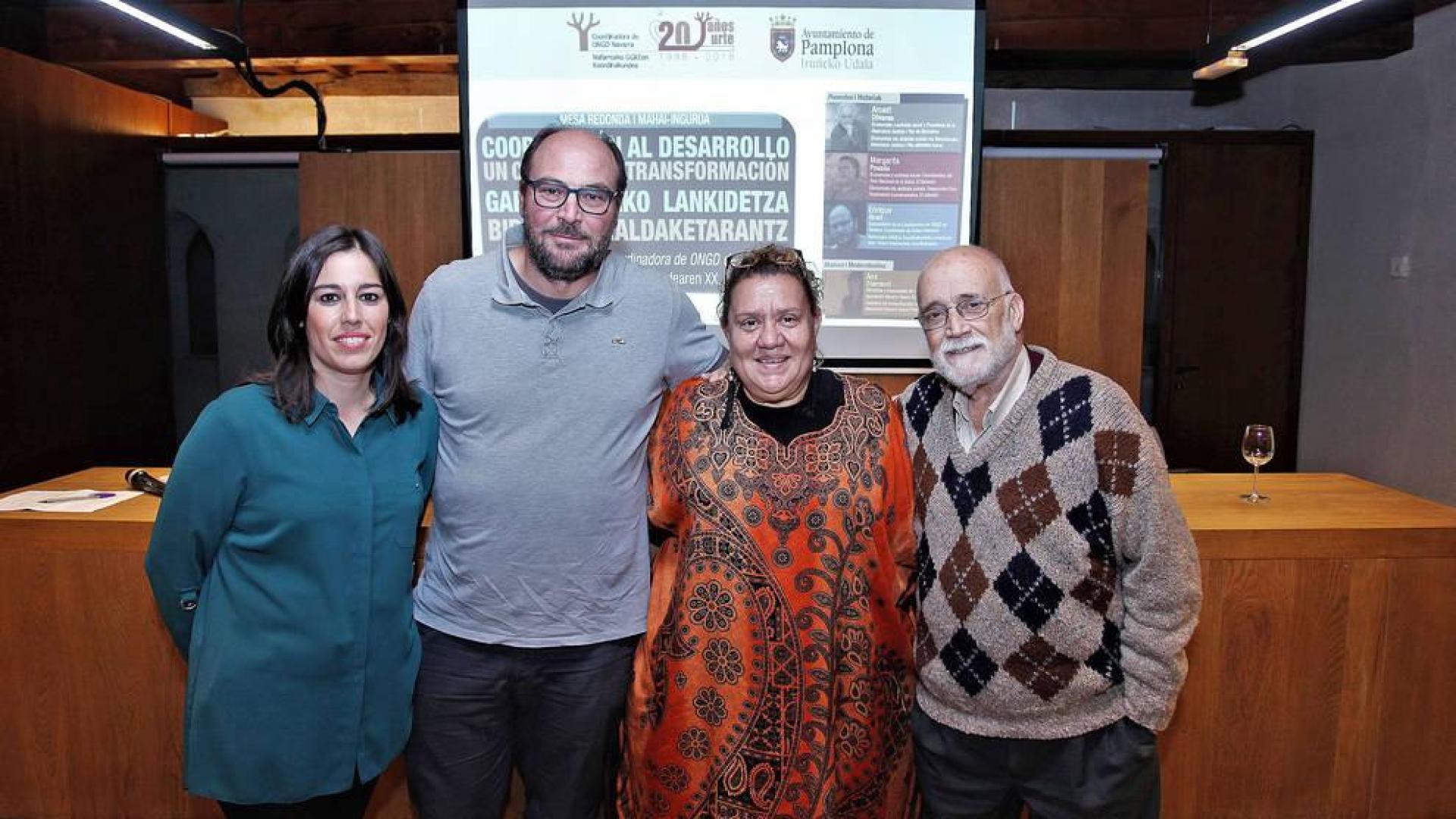 La Coordinadora de ONGD de Navarra conmemoró ayer su vigésimo aniversario organizando una mesa redonda en el Palacio Condestable. Moderada por la periodista Ana Otamendi, contó con la participación de Arcadi Oliveres, economista y activista social y presidente de la Associació Justicia i Pau de Barcelona; Margarita Posada, economista y coordinadora del Foro Nacional de la Salud de El Salvador; y Enrique Abad, expresidente de la coordinadora de ONGD de Navarra.