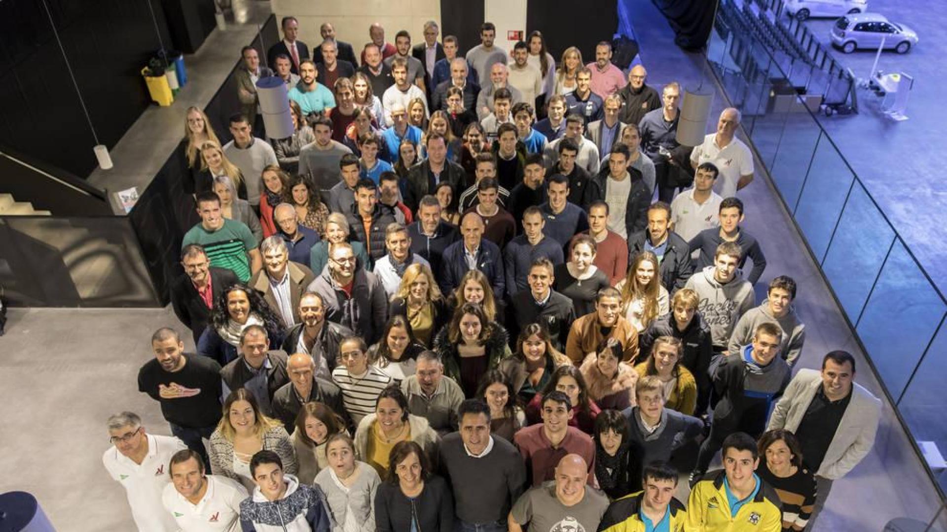Foto de familia de los deportistas, técnicos y árbitros-jueces presentes en el acto de ayer en el Navarra Arena, junto a las autoridades y a Miguel Indurán (pte. honor de la Fundación).