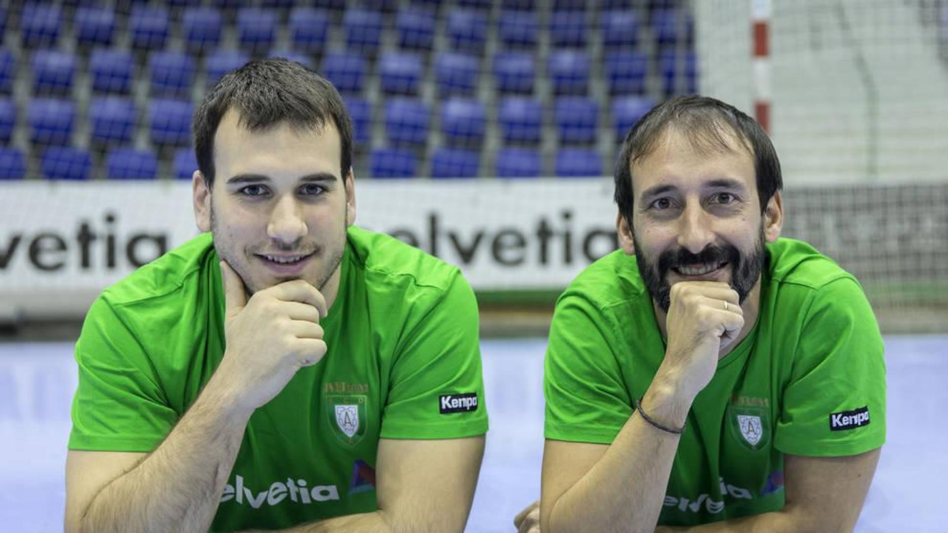 El capitán, Fermín Iturri (izda.), y el técnico, Carlos García, son dos de los artífices de una racha perfecta para el Anaitasuna de Primera Nacional.