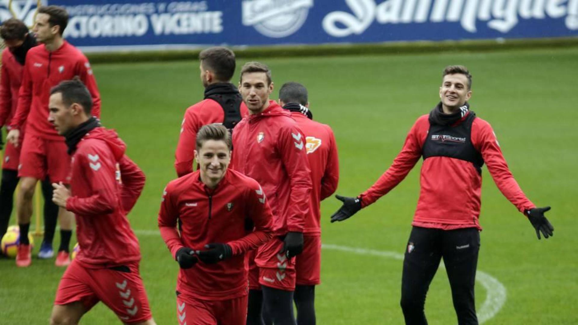 Xisco y Juan Villar bromean con Miguel Olavide, en primer término, antes de diera comienzo la última sesión de la semana en Tajonar.