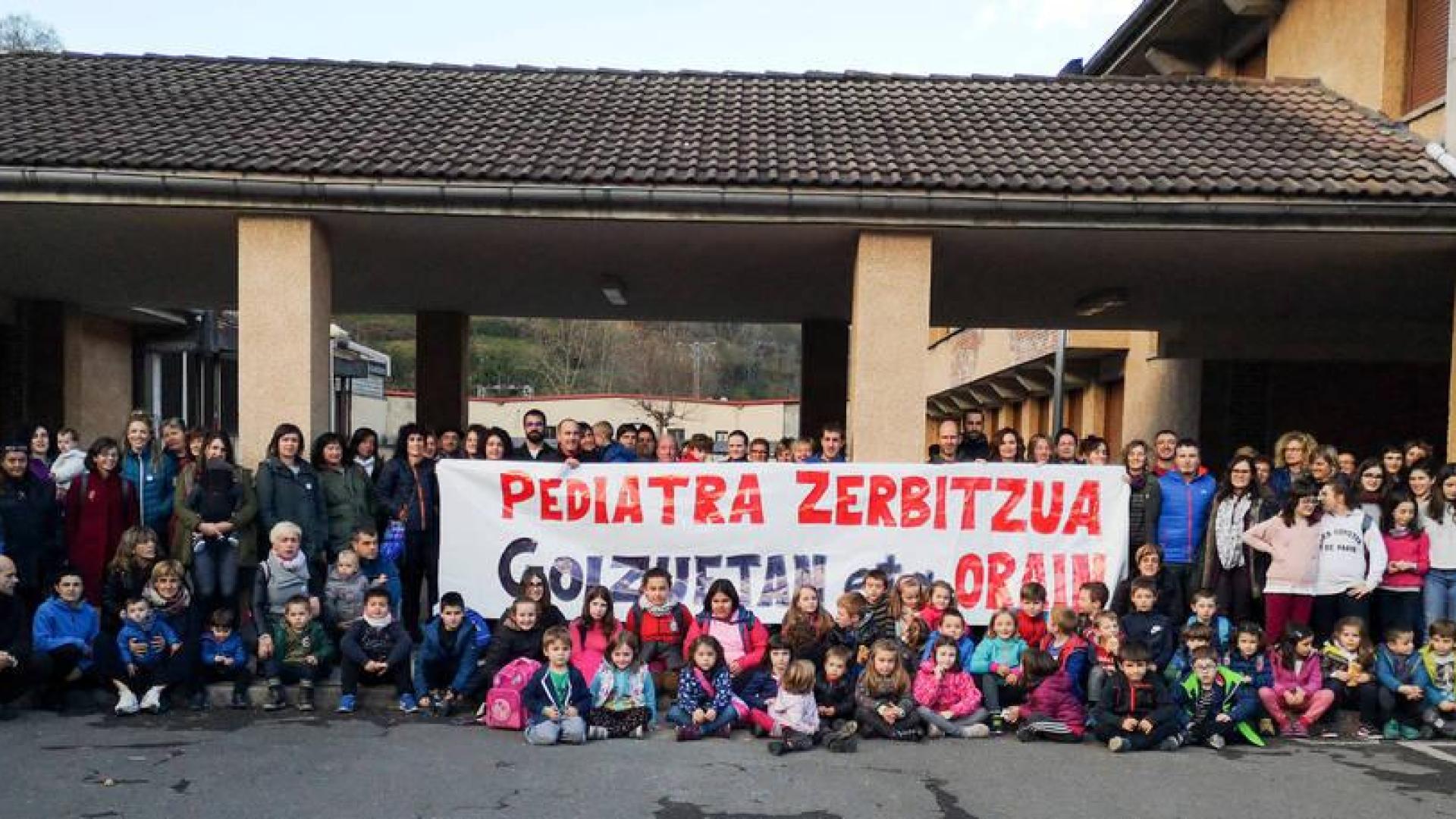Imagen de adultos y menores que coincidieron ayer por la tarde en la concentración de Goizueta.