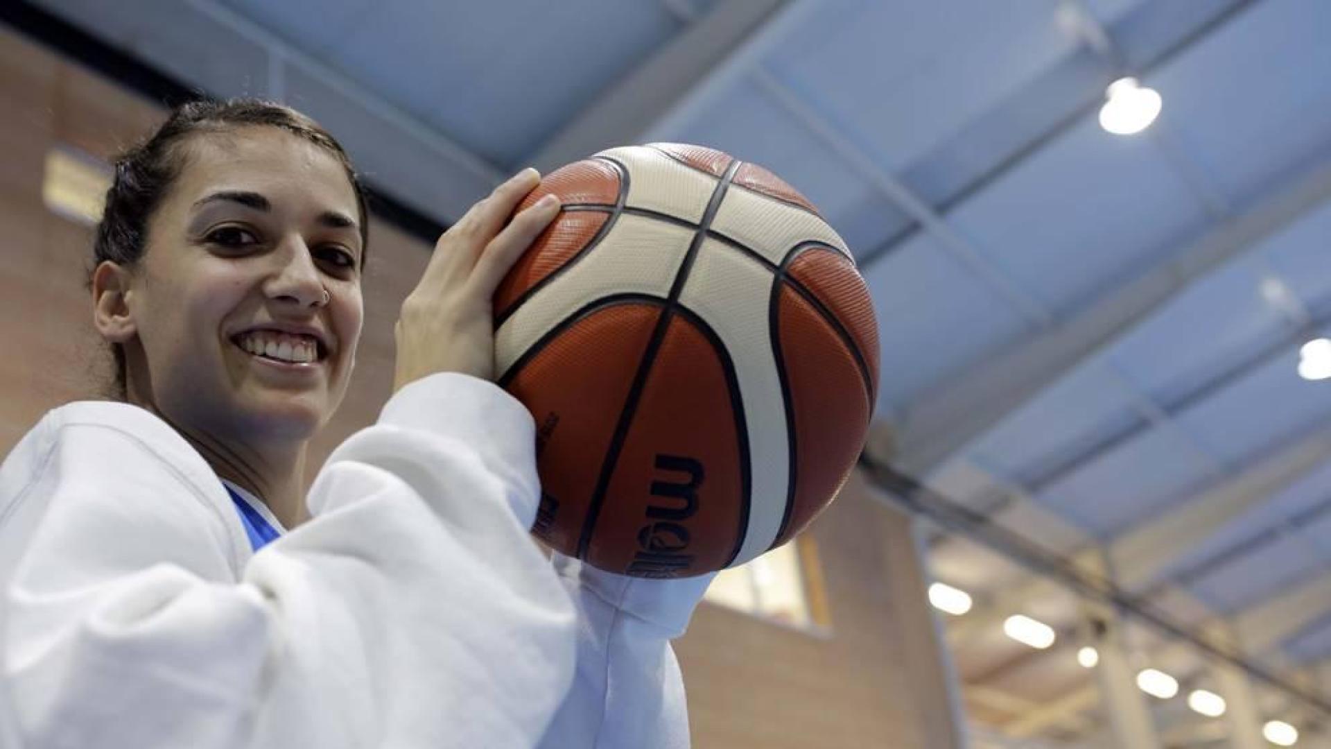 La alero del Osés Construcción, Maite Gil, ha debutado, como su equipo, en la LF2 y en la última jornada fue la máxima anotadora del partido.
