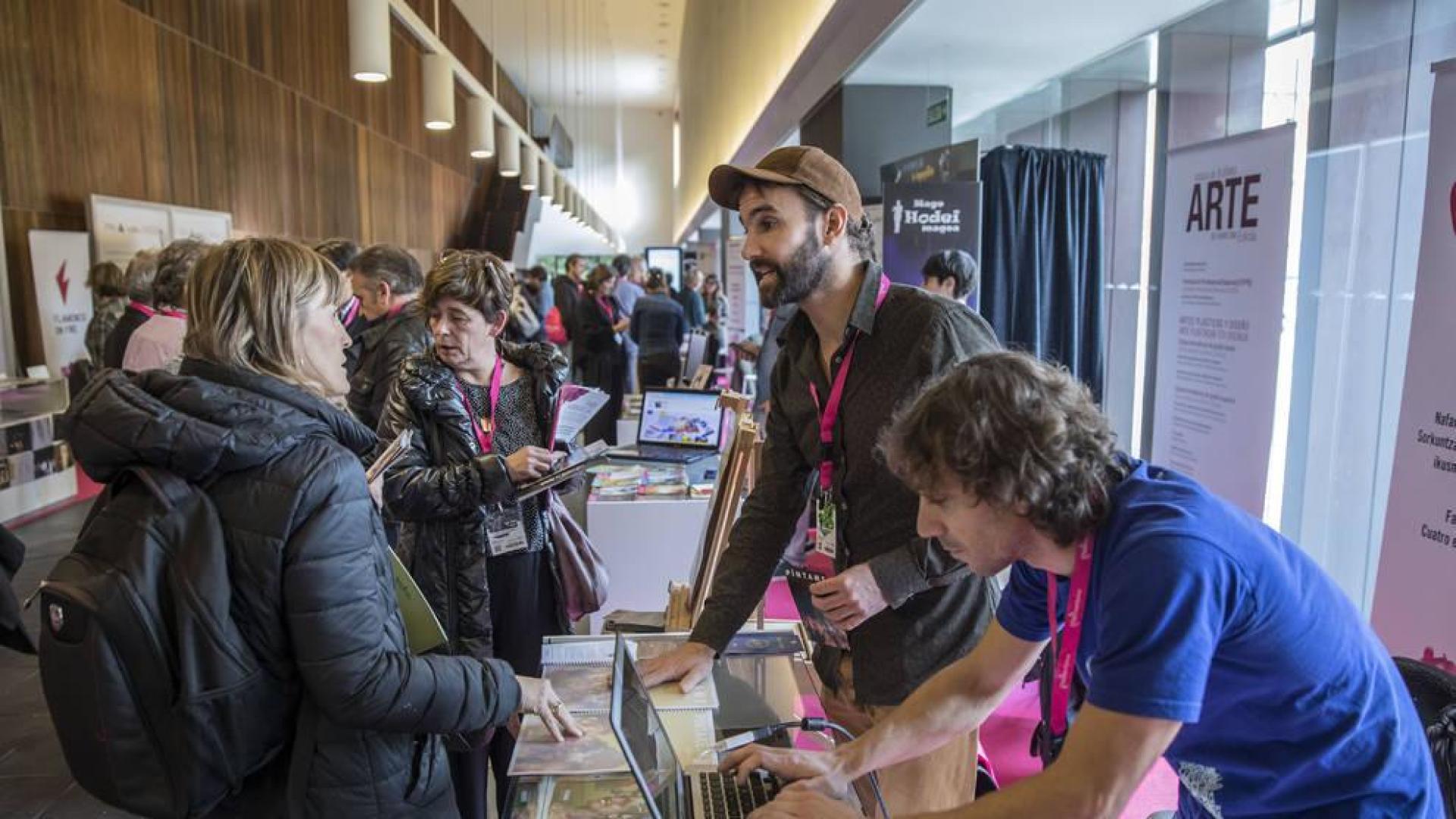Miles de personas han pasado estos días por los distintos stands de artistas y asociaciones culturales.