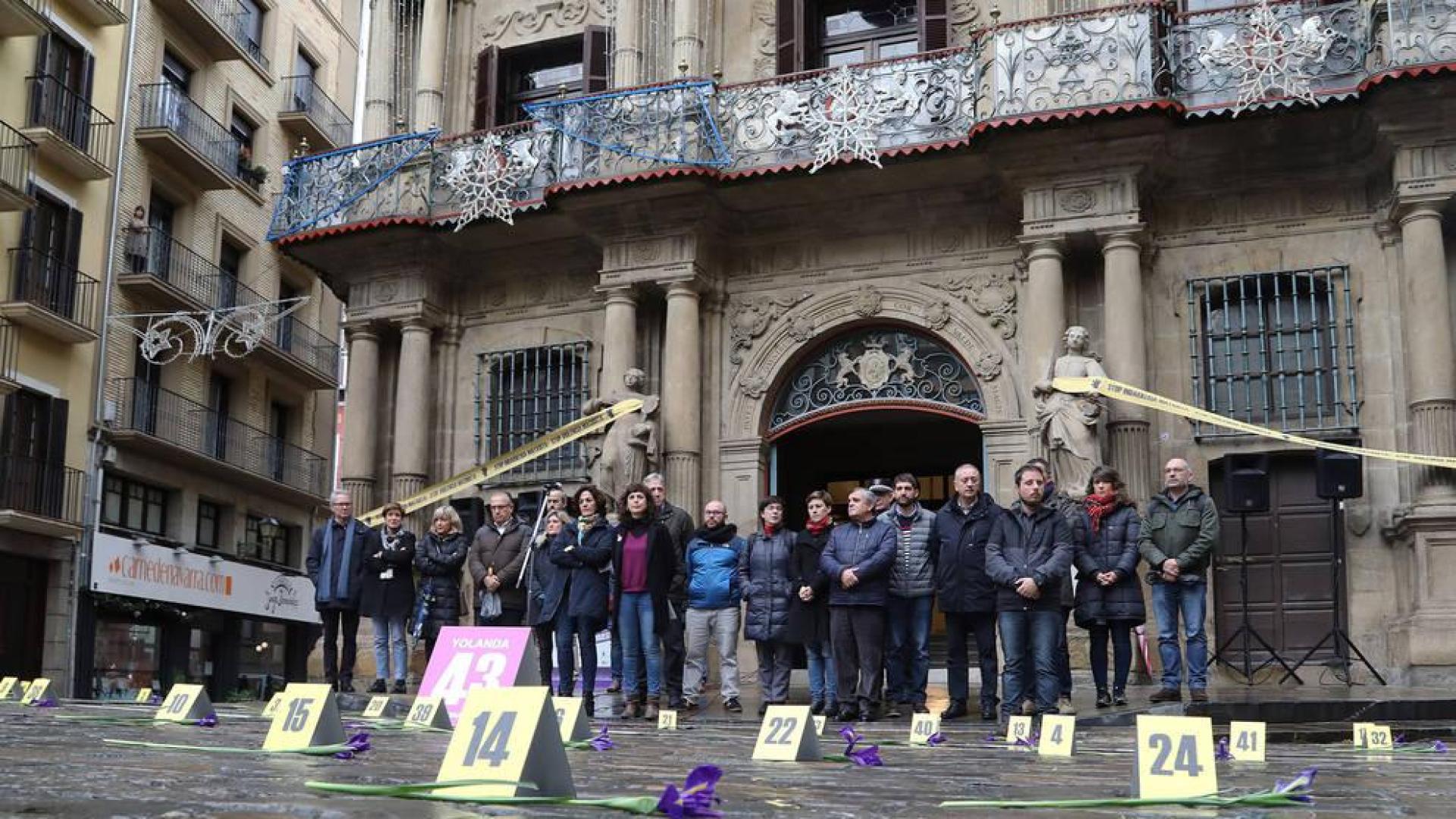 Representantes institucionales y ciudadanos, en Pamplona contra la violencia machista