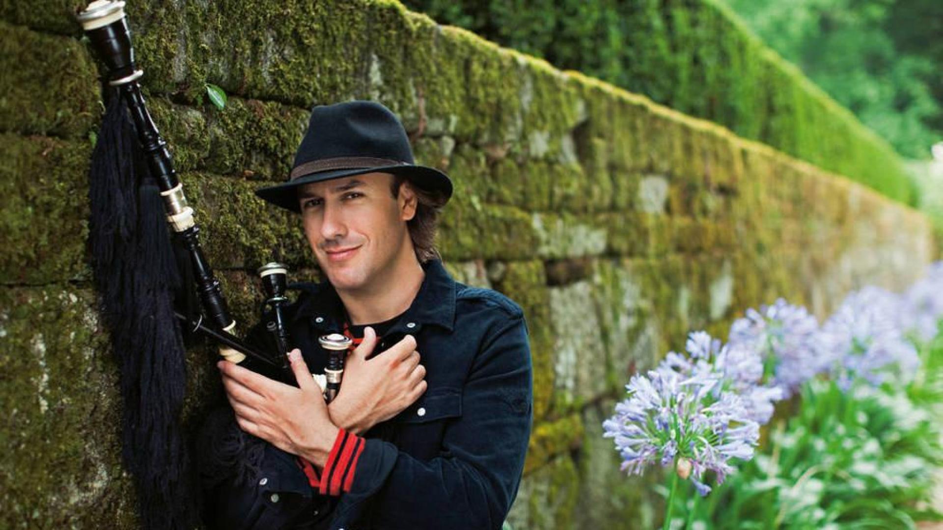 El músico, Carlos Núñez, junto a su inseparable gaita, ofrece unos cien conciertos al año.