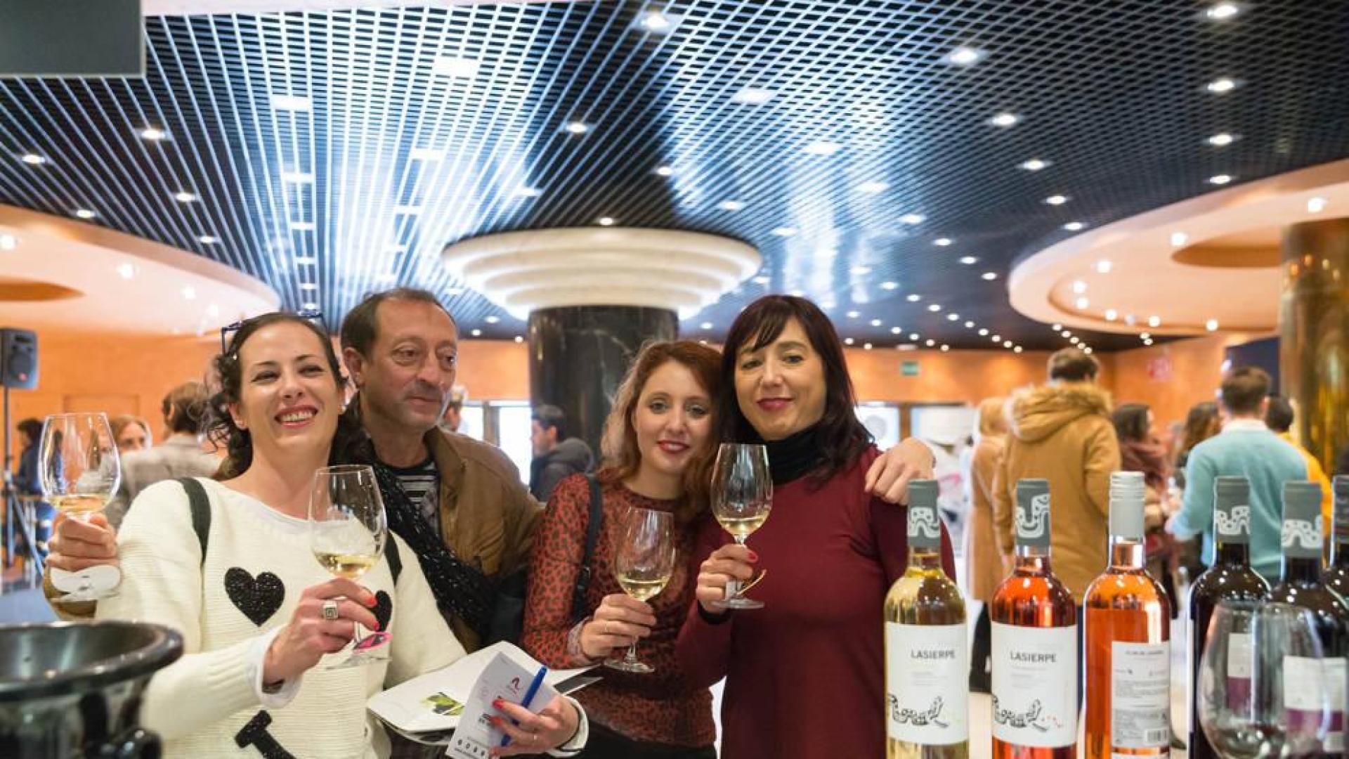 Una cuadrilla posa ante la cámara antes de catar el vino de sus copas.