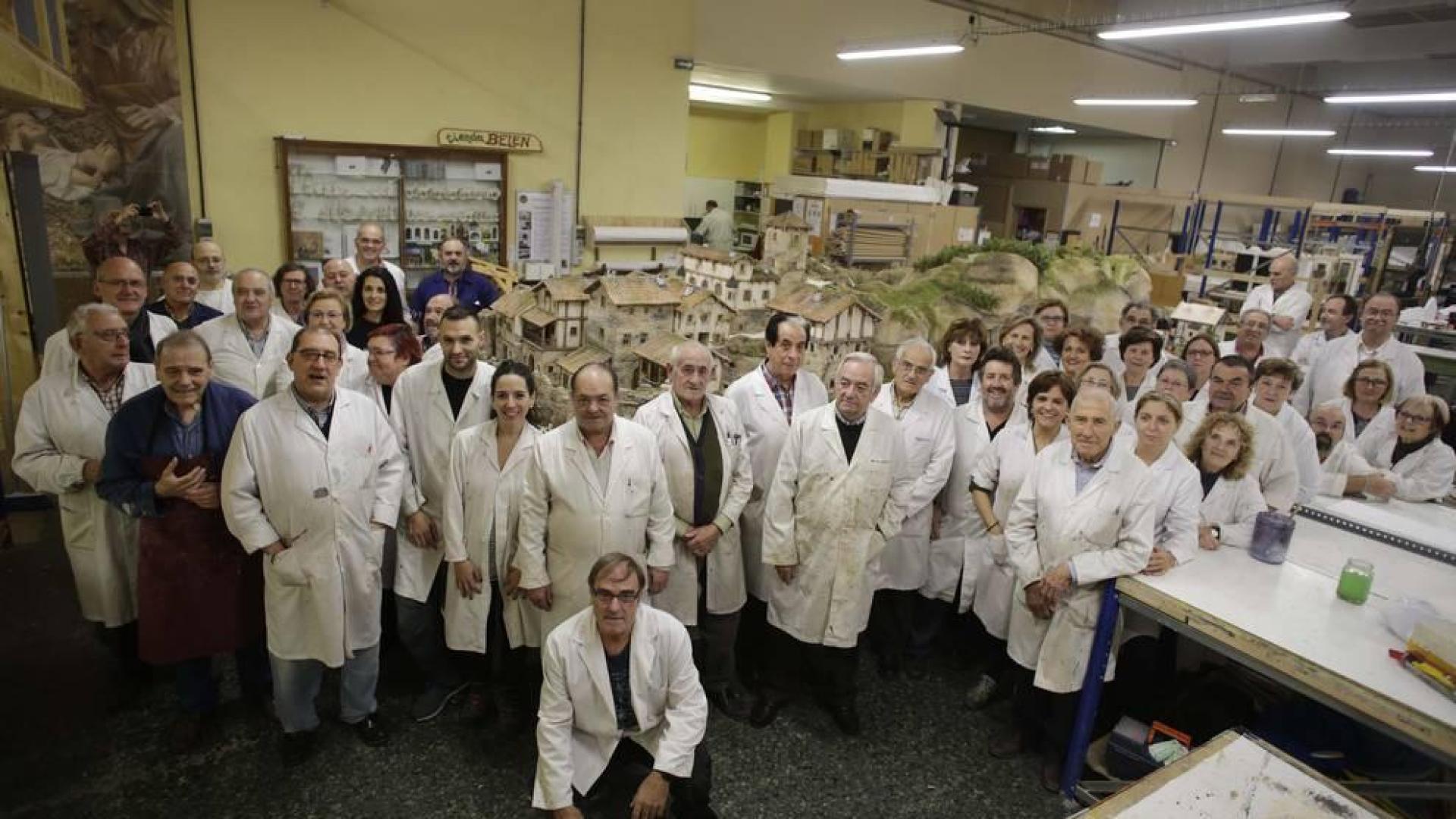 Una representación de los belenistas que estos días trabajan en la sede de San Jorge en los belenes que se expondrán en Baluarte.