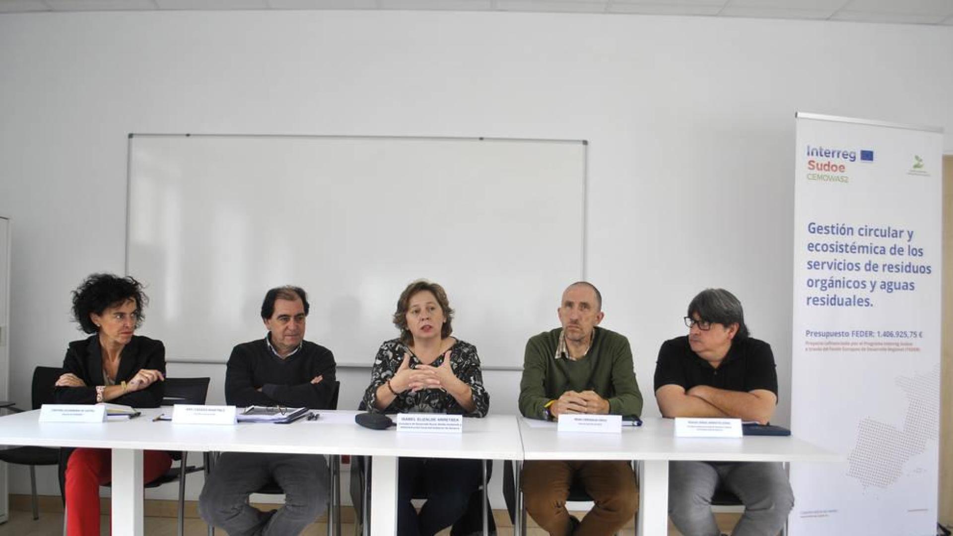 Representantes de las entidades impulsoras del proyecto el día que éste se presentó en Peralta.