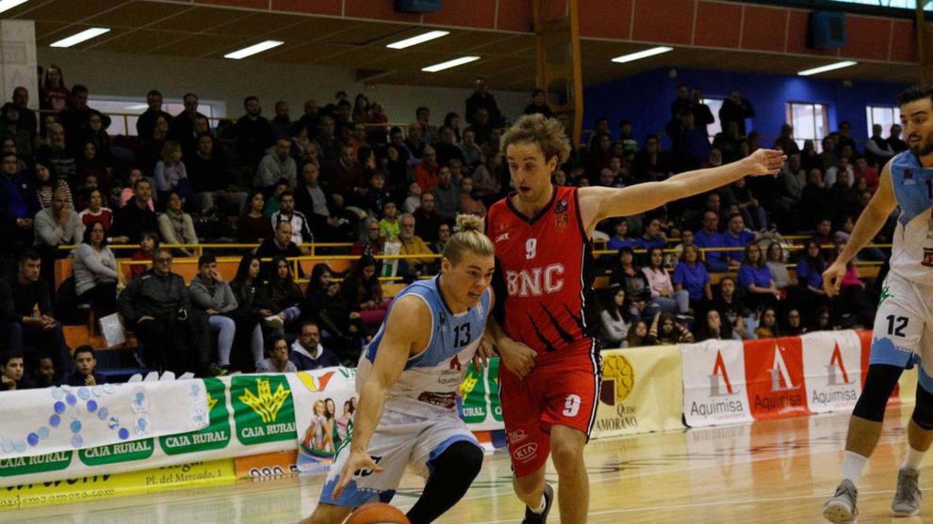 El base del BNC Sergio Fuentes cierra a Libroia.