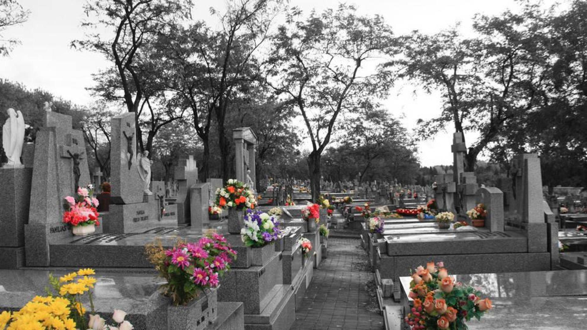 Una ruta por las tumbas de mujeres singulares en el cementerio de La Almudena