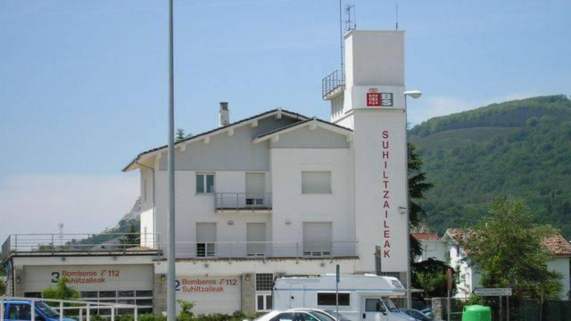 Trasladado un joven de 25 años al sufrir una salida de vía en la Autovía de la Sakana