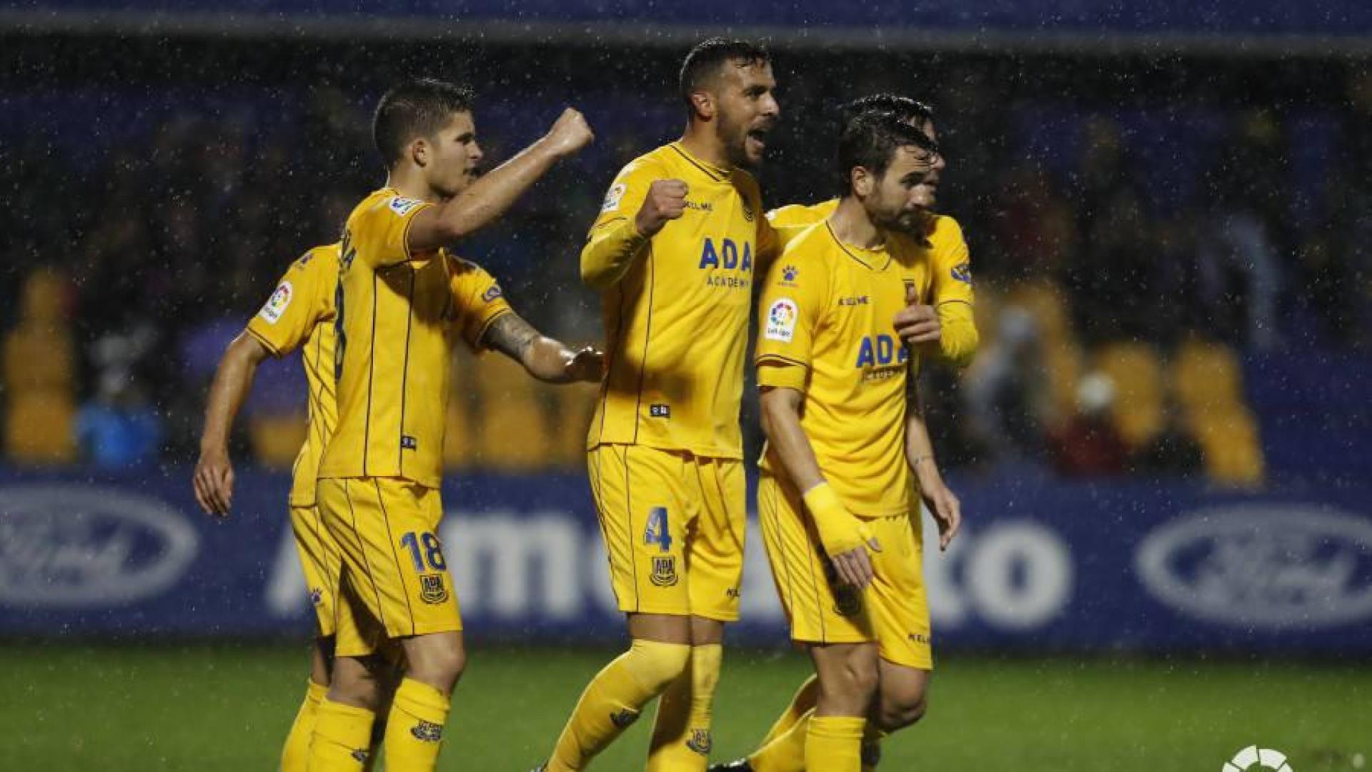 El Alcorcón refuerza su liderato con la derrota del Málaga