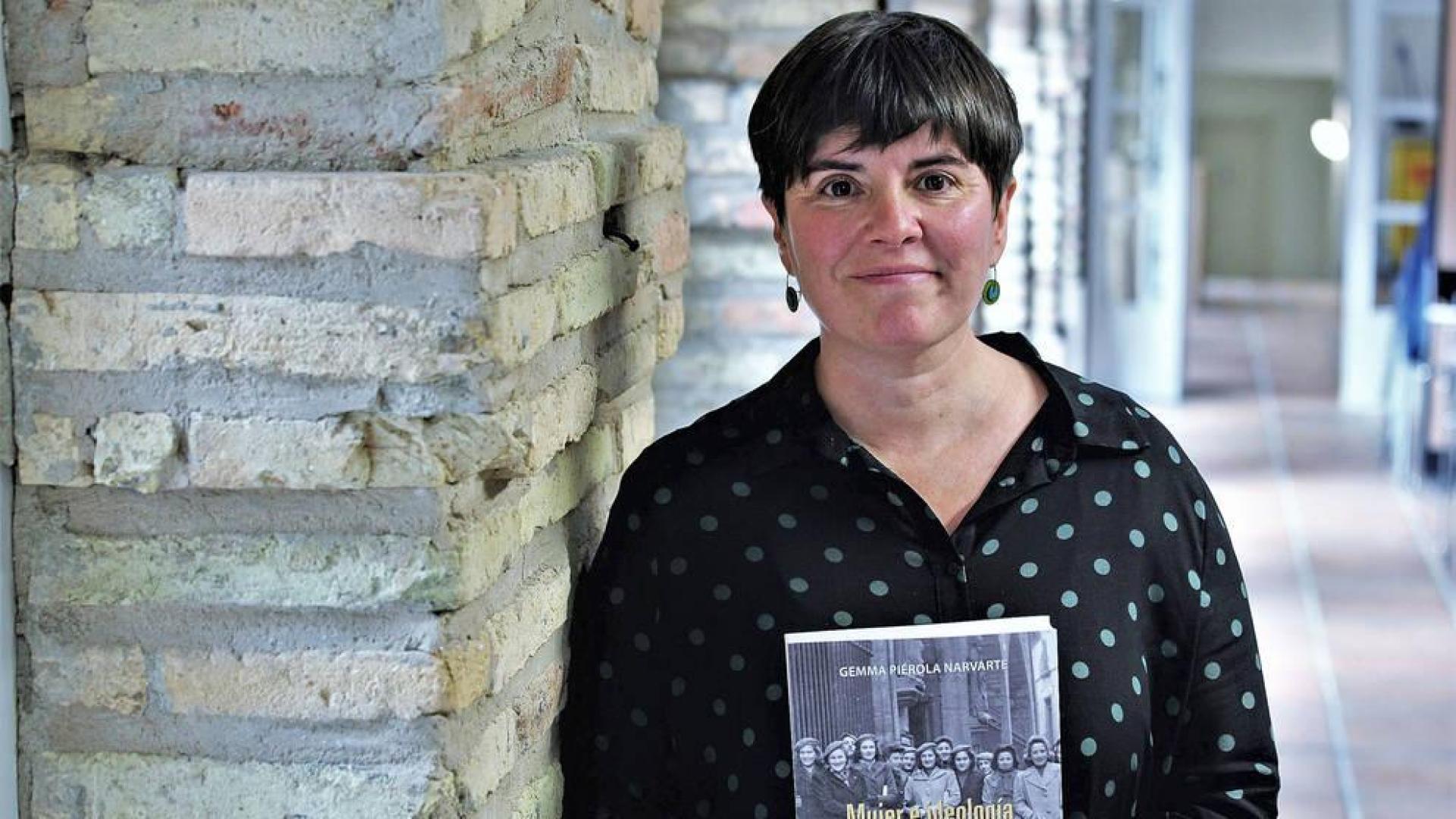 La historiadora pamplonesa Gemma Piérola, sujetando su nueva publicación.