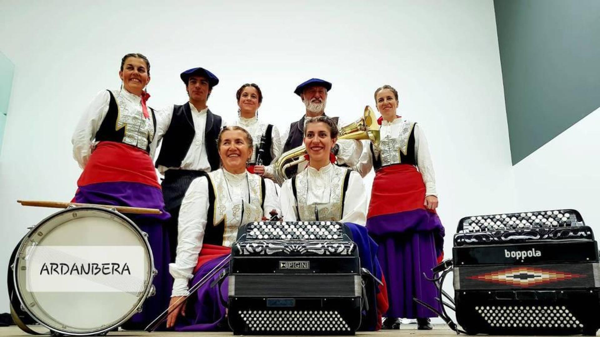 De izquierda a derecha y de arriba abajo: Maite Azanza, Julen Noval, Alexia Zabalza, Jokin Azparren, Esther Elizagaray, Maria Jesús Vicente y Saio Gonzalo. También son miembros Aitor Urquiza y Aritz Azparren.