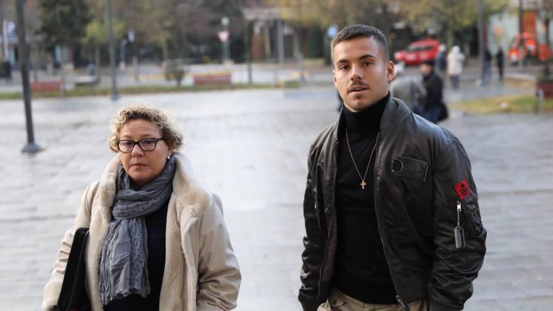 Álvaro Fernández llega a los juzgados de Pamplona para someterse a la prueba caligráfica.