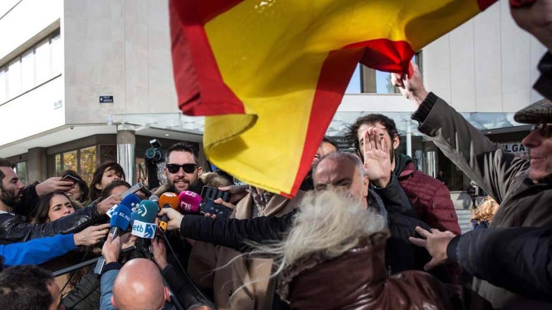 Increpado Dani Mateo tras negarse a declarar por sonarse la nariz con la bandera