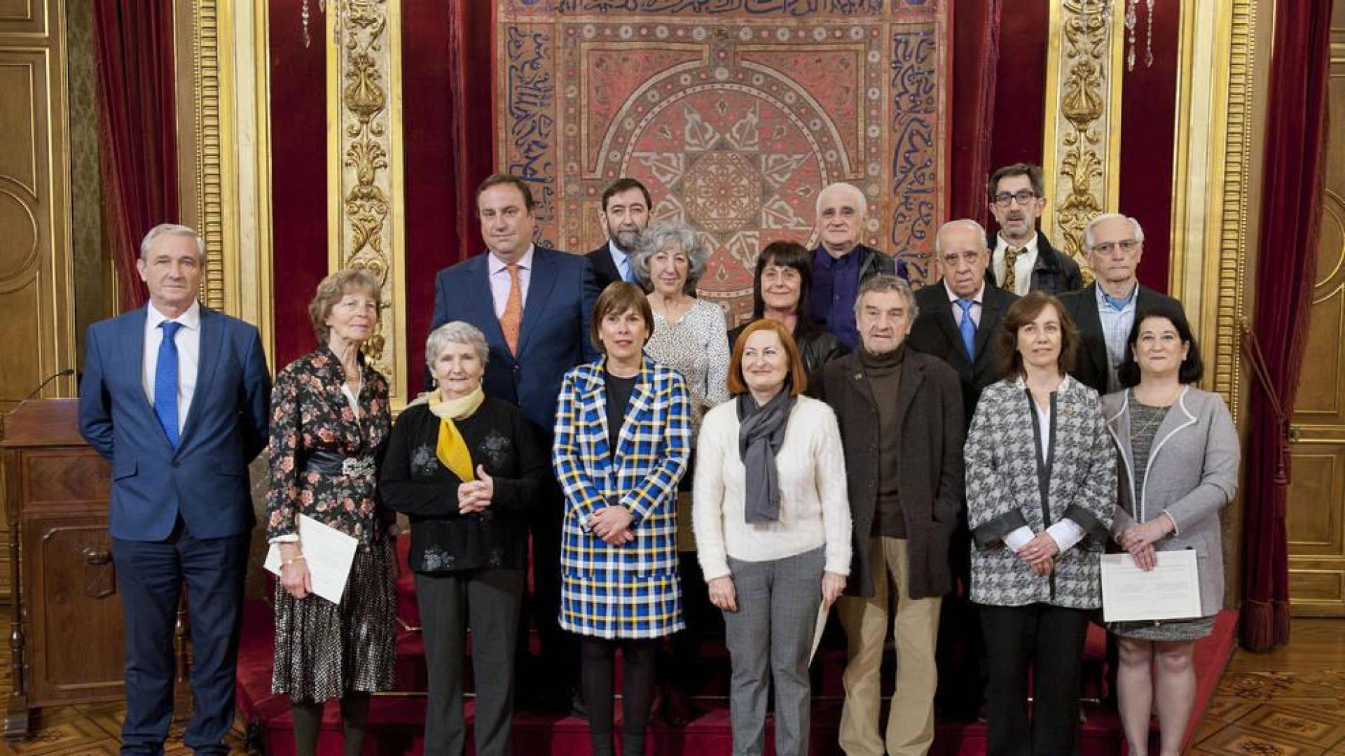 La Presidenta, el consejero Aranburu y la consejera Herrera, acompañados por representantes de los y las donantes que han participado en el acto