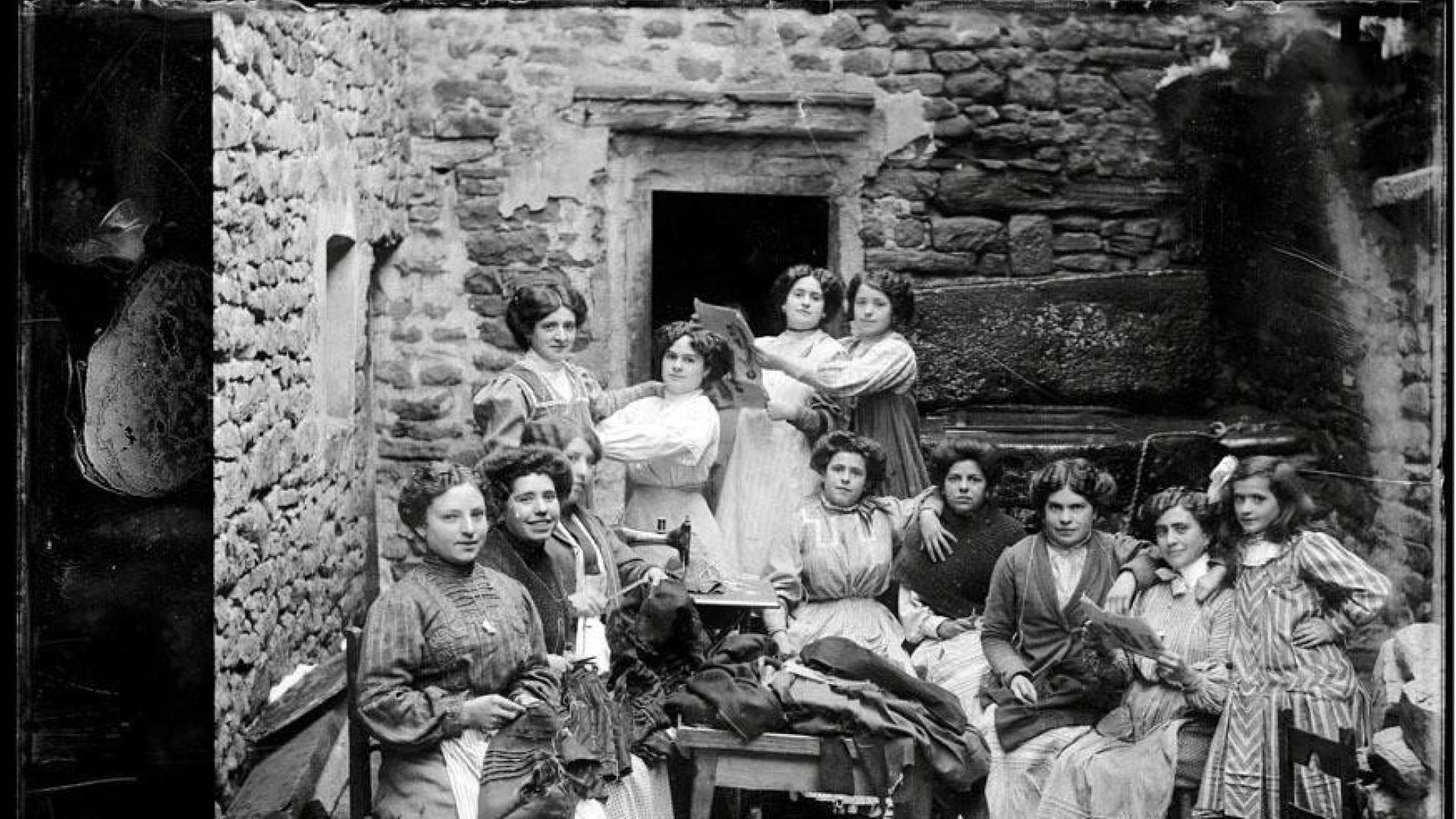 Una de las fotografías recogidas. Costureras en Artajona, de Alberto Oficialdegui, datada entre 1897 y 1940