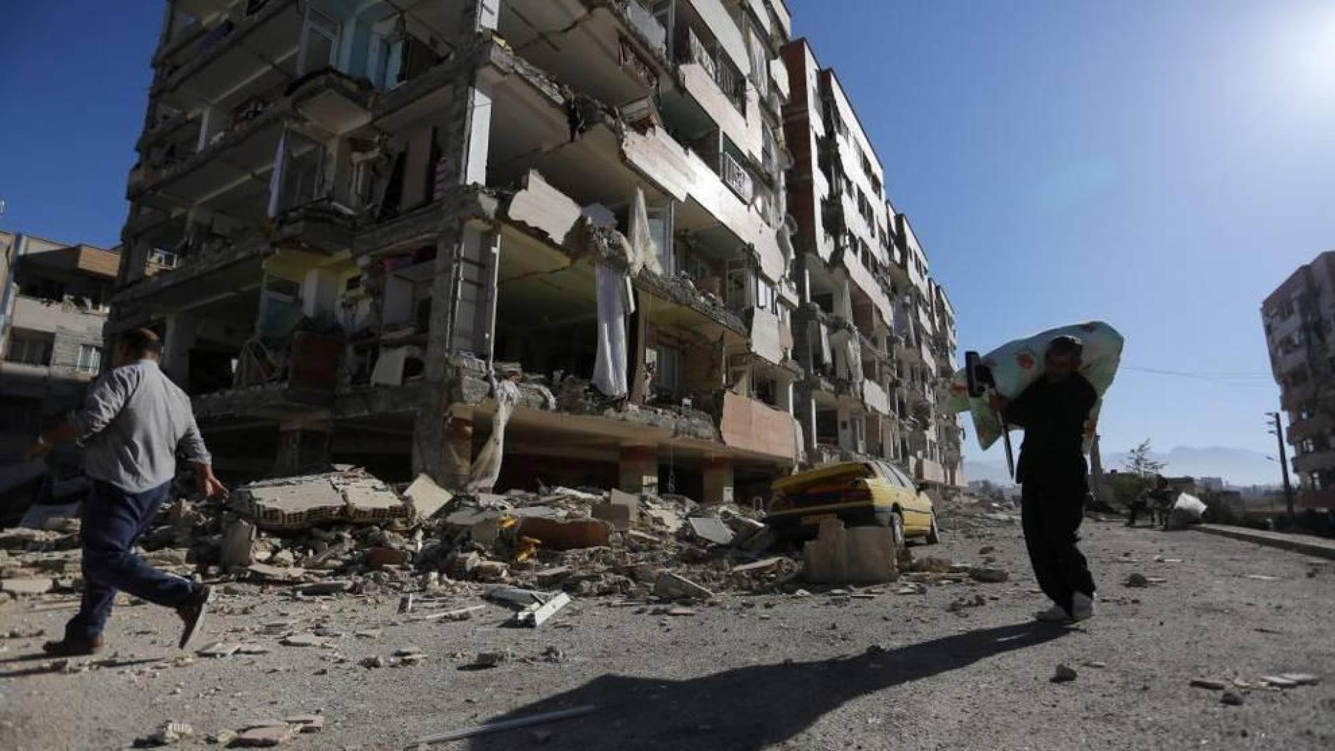 Aumenta a 700 la cifra de heridos en el fuerte terremoto de Irán