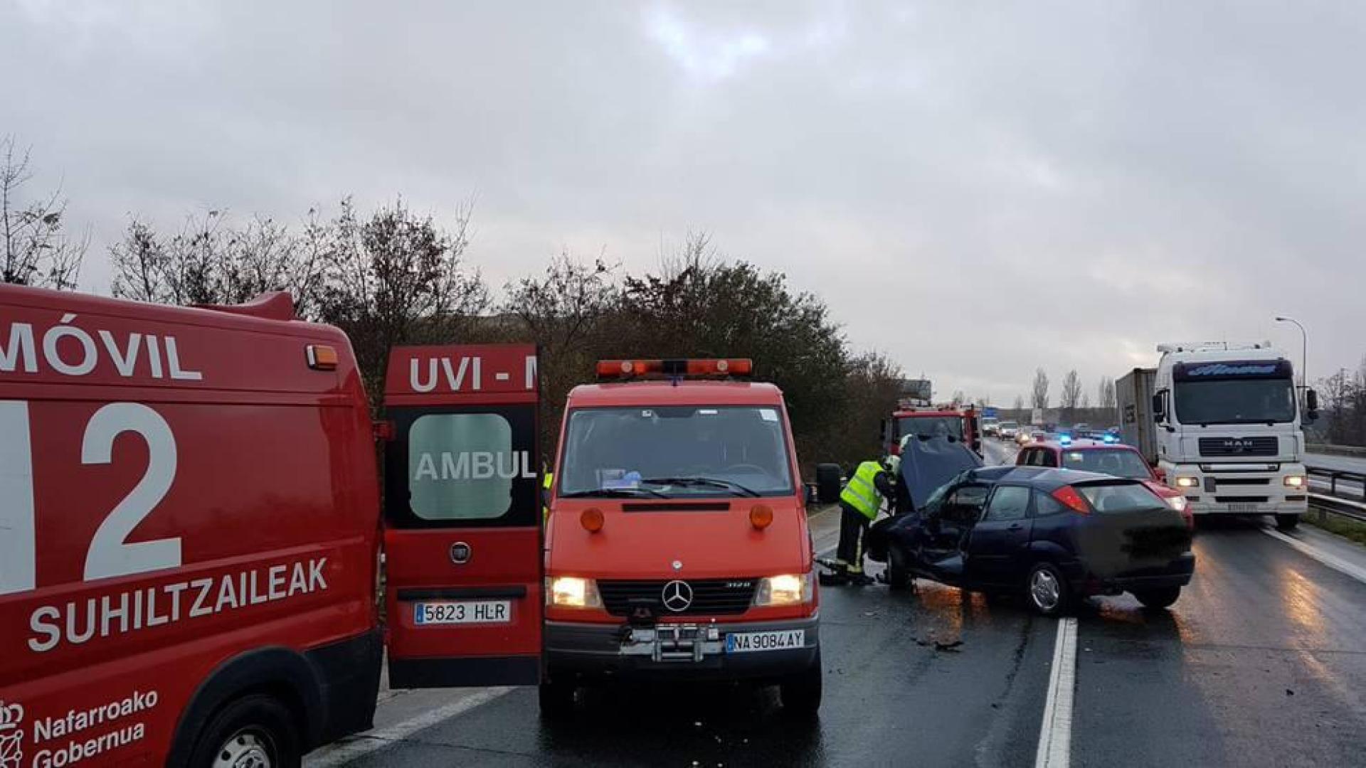 Bomberos y Policía Foral se han hecho cargo del suceso. En la imagen, los dos cuerpos atendiendo el accidente.