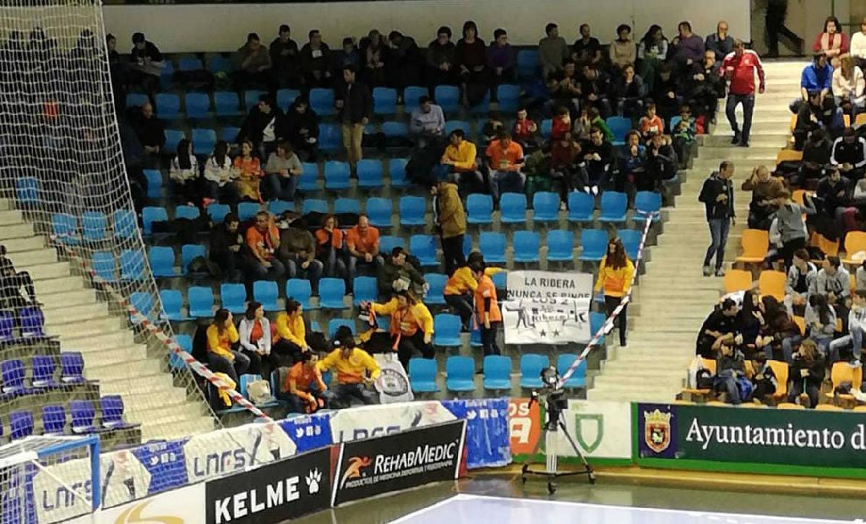 Los aficionados tudelanos toman posiciones en uno de los fondos del pabellón Anaitasuna. Se espera una gran entrada.