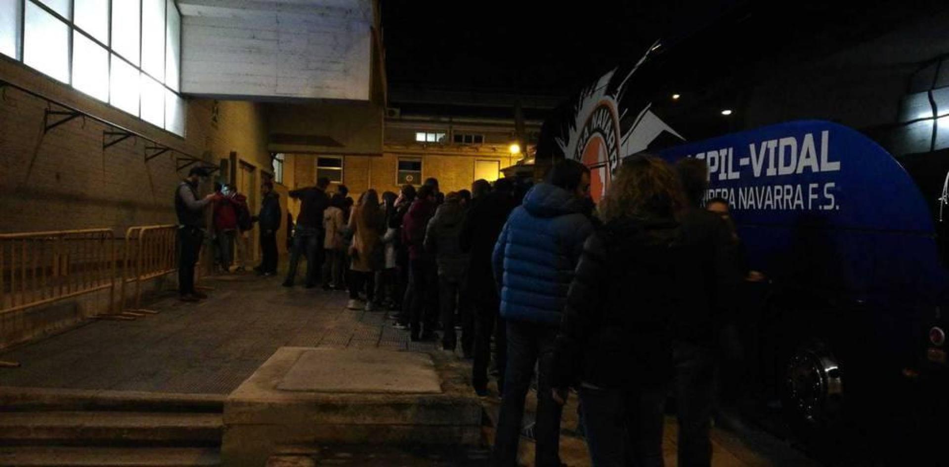 A diez minutos del comienzo del partido, todavía hay colas para comprar entradas del derbi.