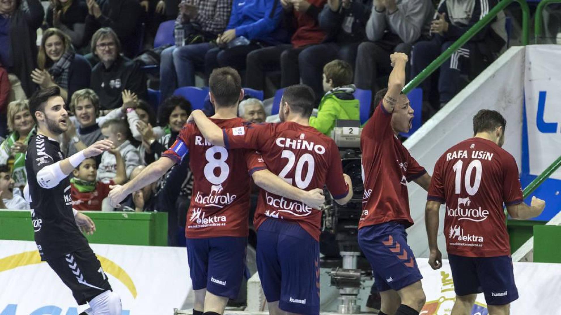 Los jugadores de Osasuna Magna Asier, Roberto Martil, Chino, Juninho y Rafa Usín celebran uno de los seis goles que marcaron este martes ante el Aspil-Vidal.