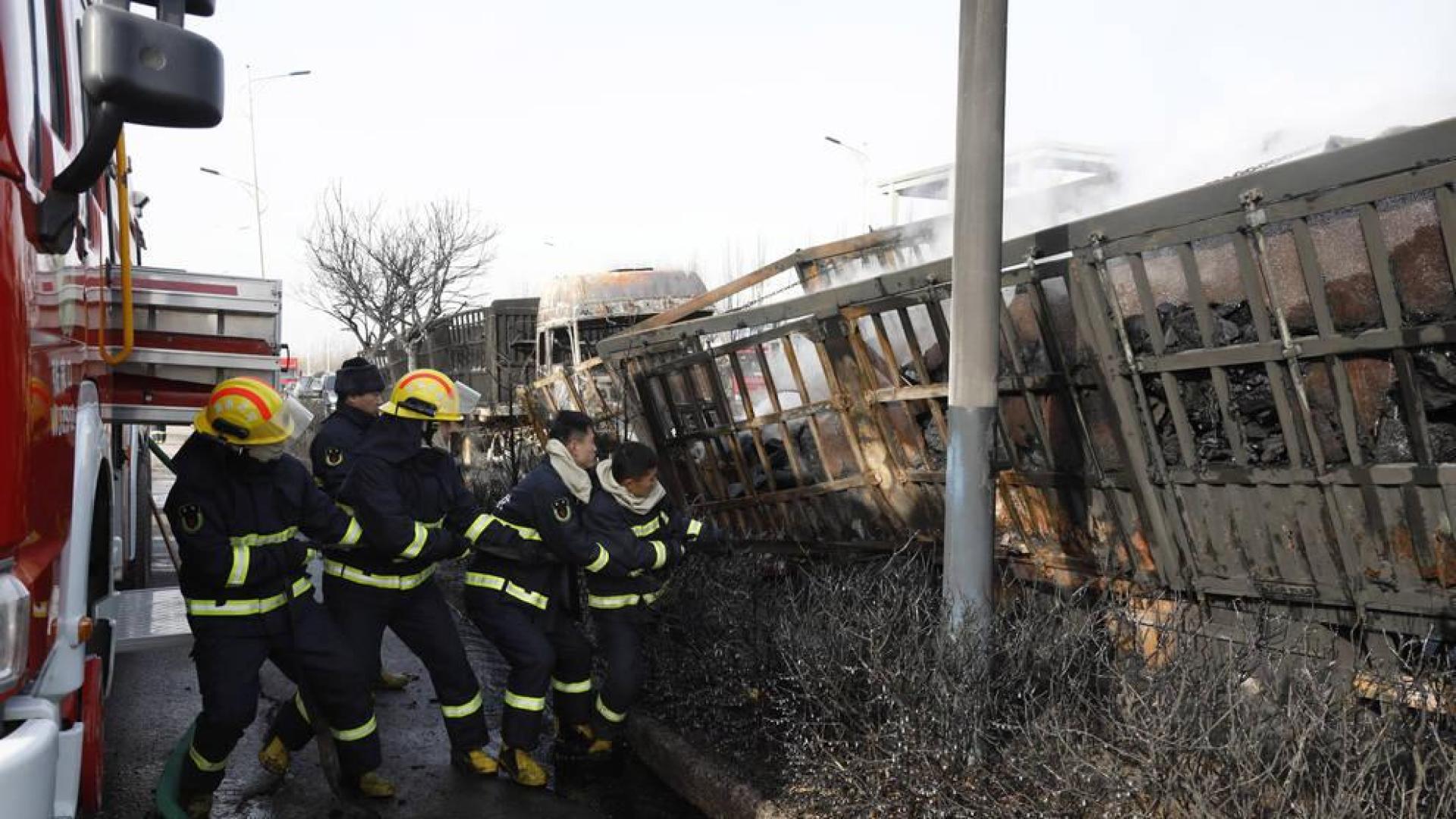 Miembros del cuerpo de bomberos extinguen las llamas tras una explosión cerca de una planta química en Zhangjiakou, China.