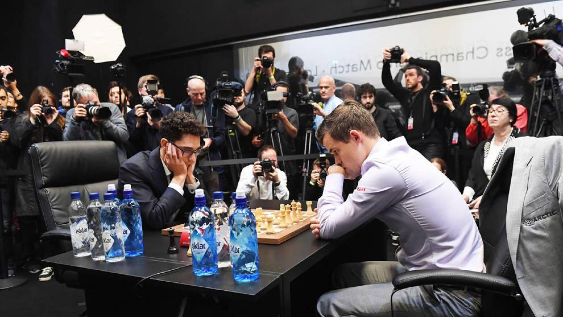 Carlsen vence a Caruana en el desempate y retiene la corona de campeón mundial