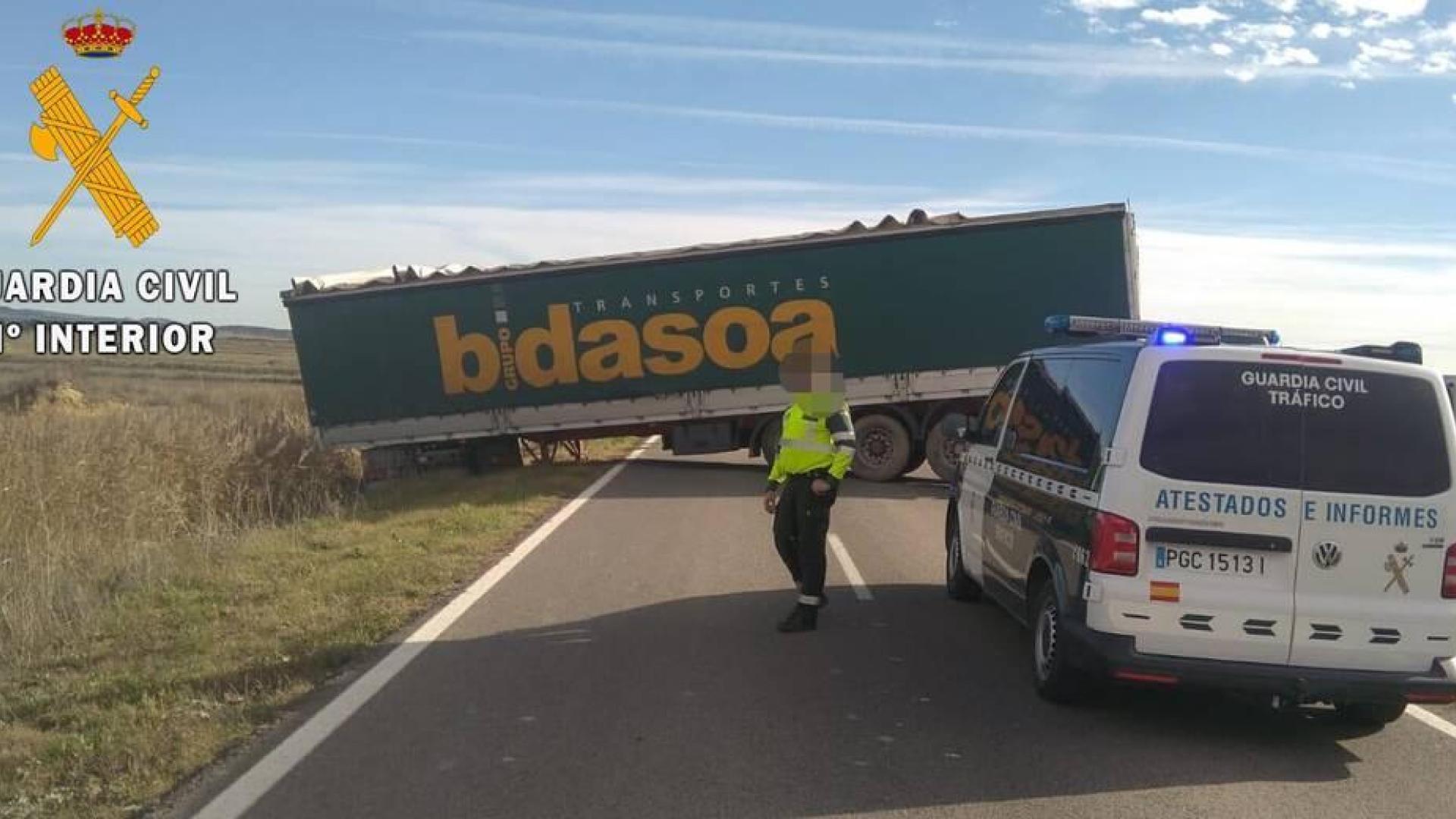 Un camión corta la NA-128 tras hacer la tijera en Carcastillo