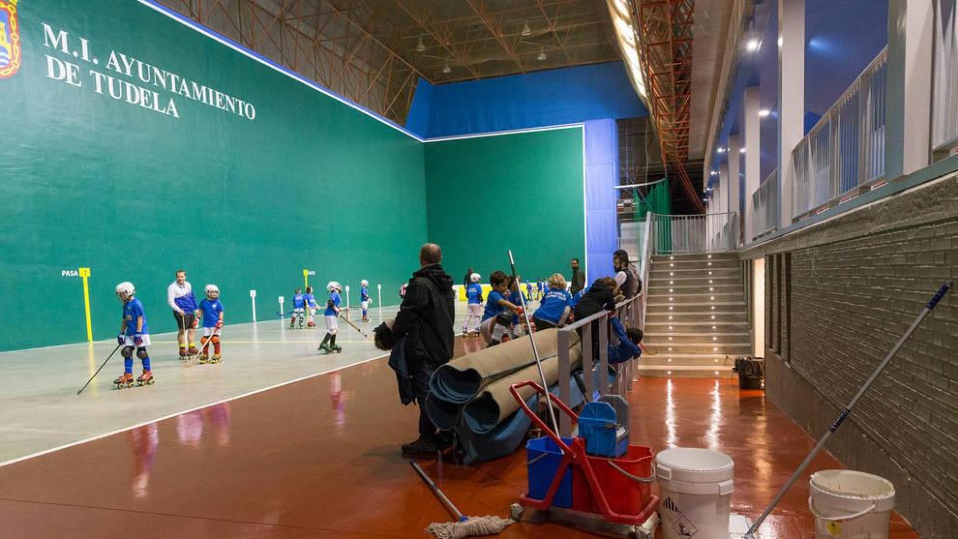 UPN de Tudela considera "una vergüenza" las goteras del polideportivo