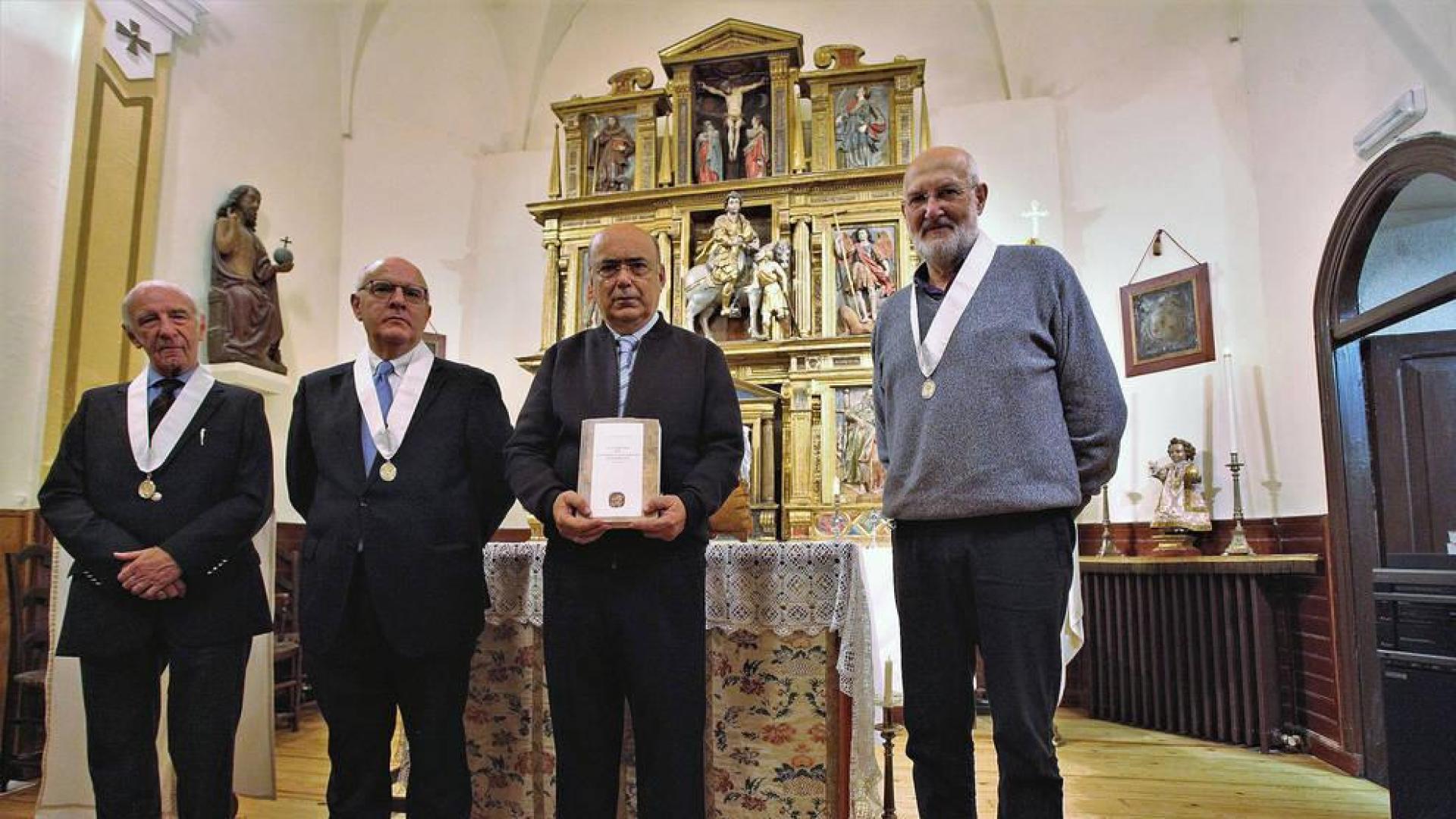 Joaquín Mencos, Pedro del Guayo (actual prior), Juan José Martinena y Pío Guerendiáin en la presentación del libro que cuenta los siete siglos de historia de la cofradía.